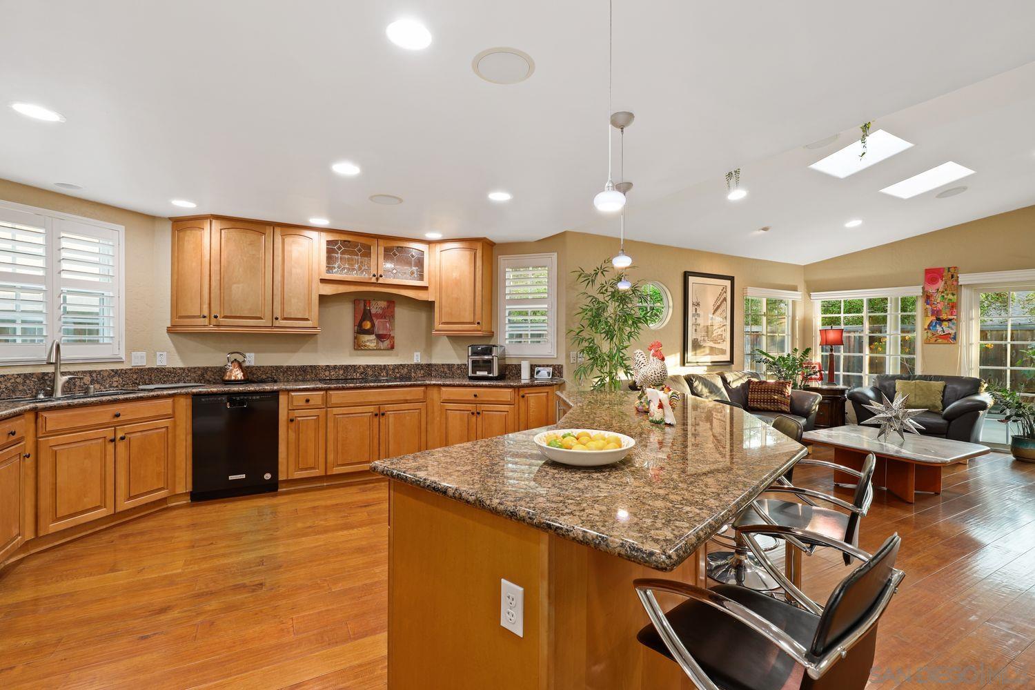 Detail Gallery Image 8 of 31 For 10421  Les Arbres Pl, San Diego,  CA 92131 - 4 Beds | 4 Baths