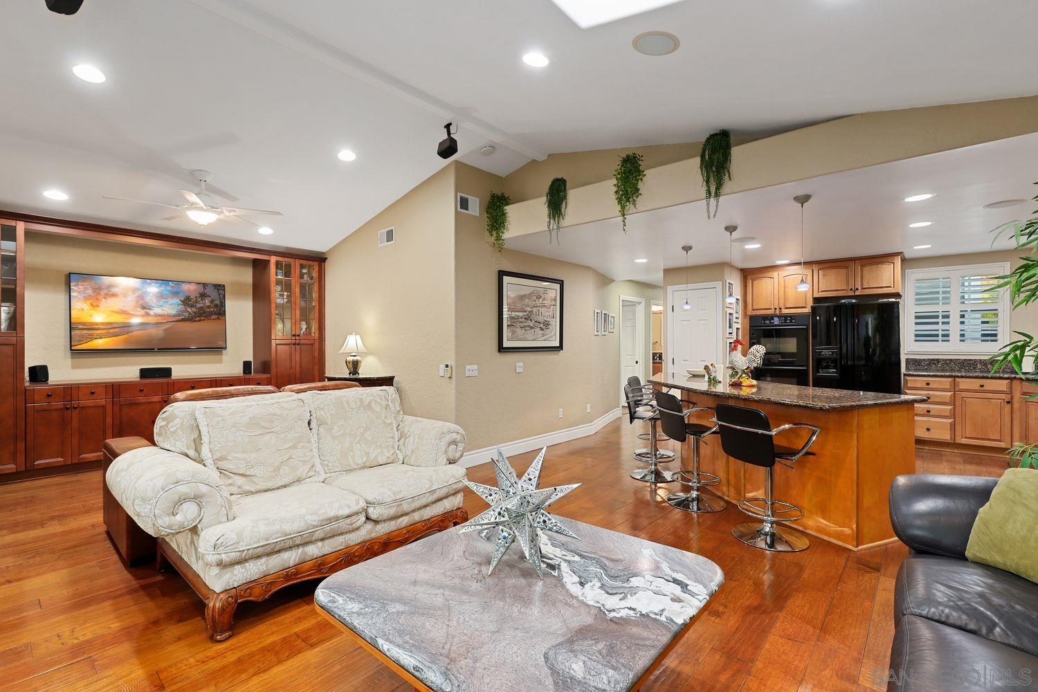 Detail Gallery Image 10 of 31 For 10421  Les Arbres Pl, San Diego,  CA 92131 - 4 Beds | 4 Baths