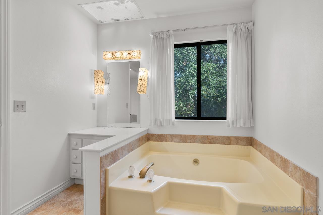 Detail Gallery Image 13 of 39 For 2665  Kauana Loa Dr, Escondido,  CA 92029 - 6 Beds | 4 Baths