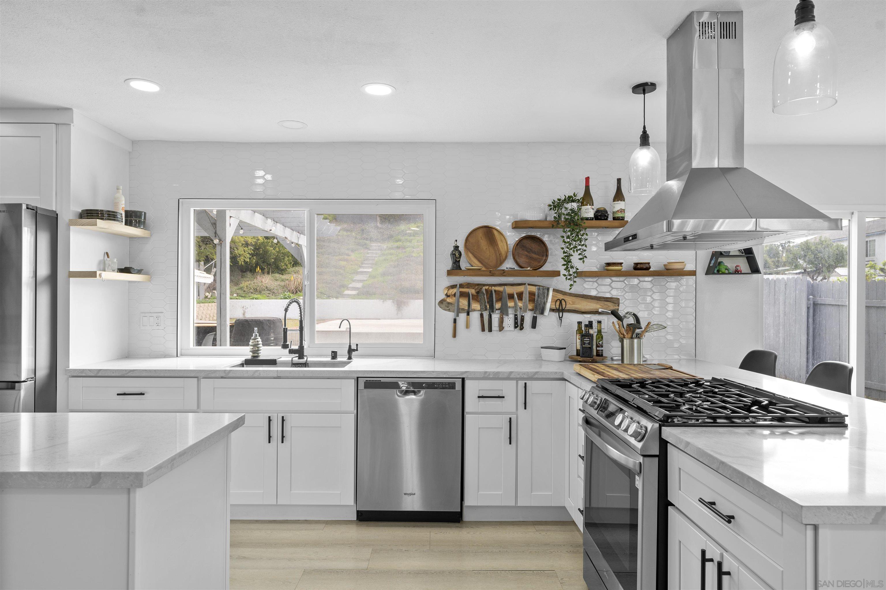 Detail Gallery Image 2 of 27 For 7573  Gayneswood Way, San Diego,  CA 92139 - 4 Beds | 2/1 Baths