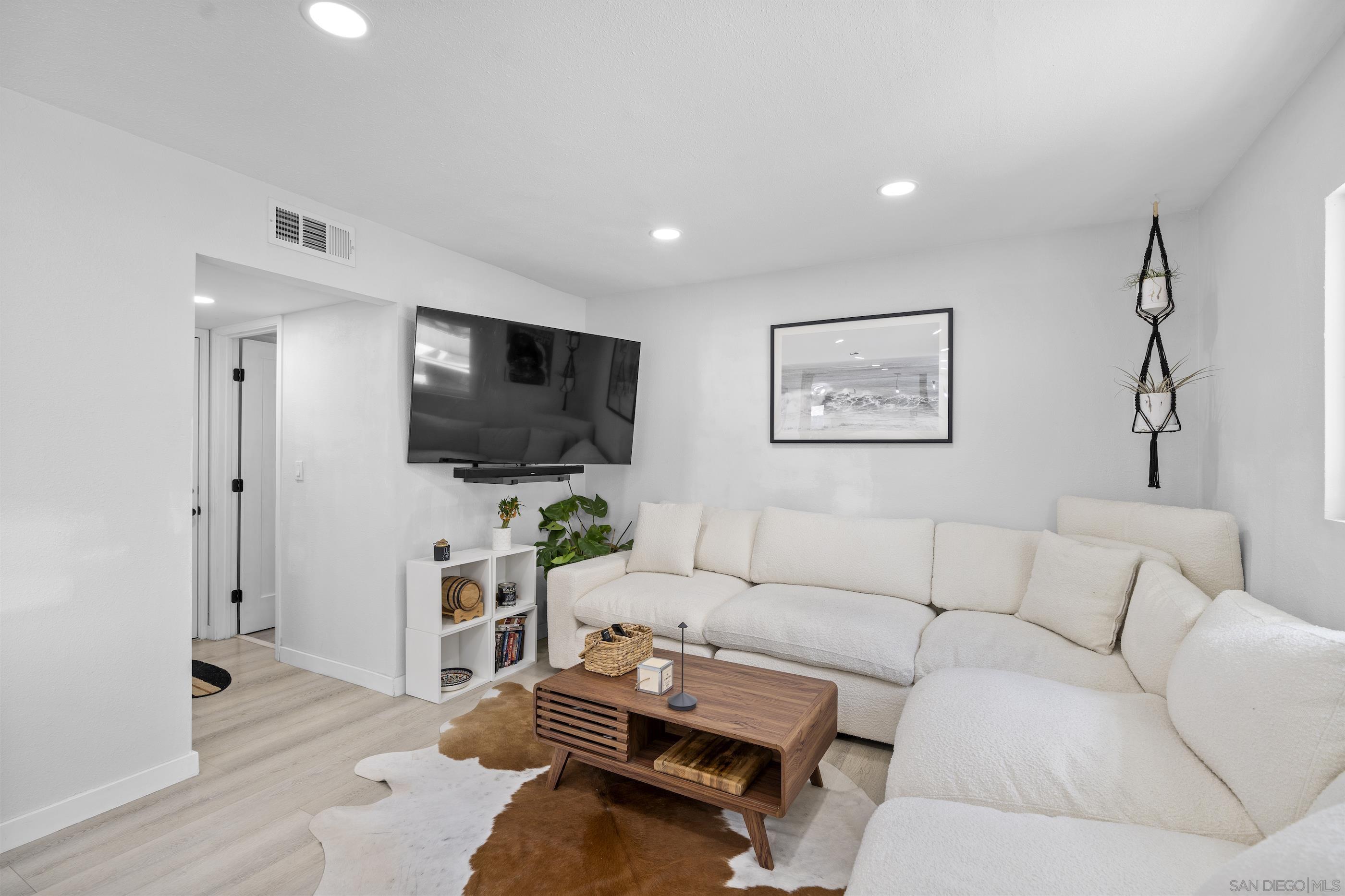 Detail Gallery Image 9 of 27 For 7573  Gayneswood Way, San Diego,  CA 92139 - 4 Beds | 2/1 Baths