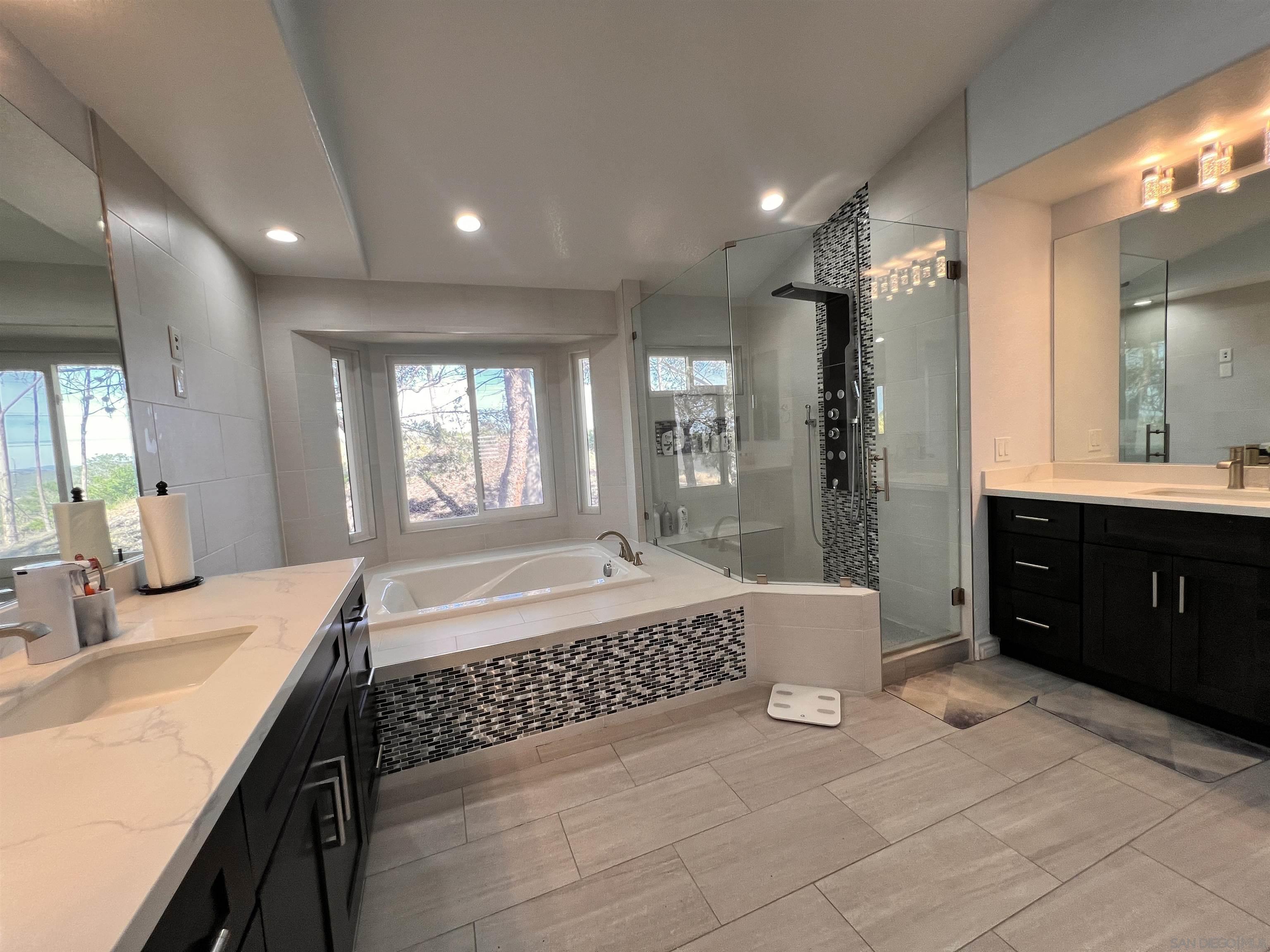 Detail Gallery Image 11 of 26 For 11491  Cypress Canyon Park Dr, San Diego,  CA 92131 - 5 Beds | 3 Baths