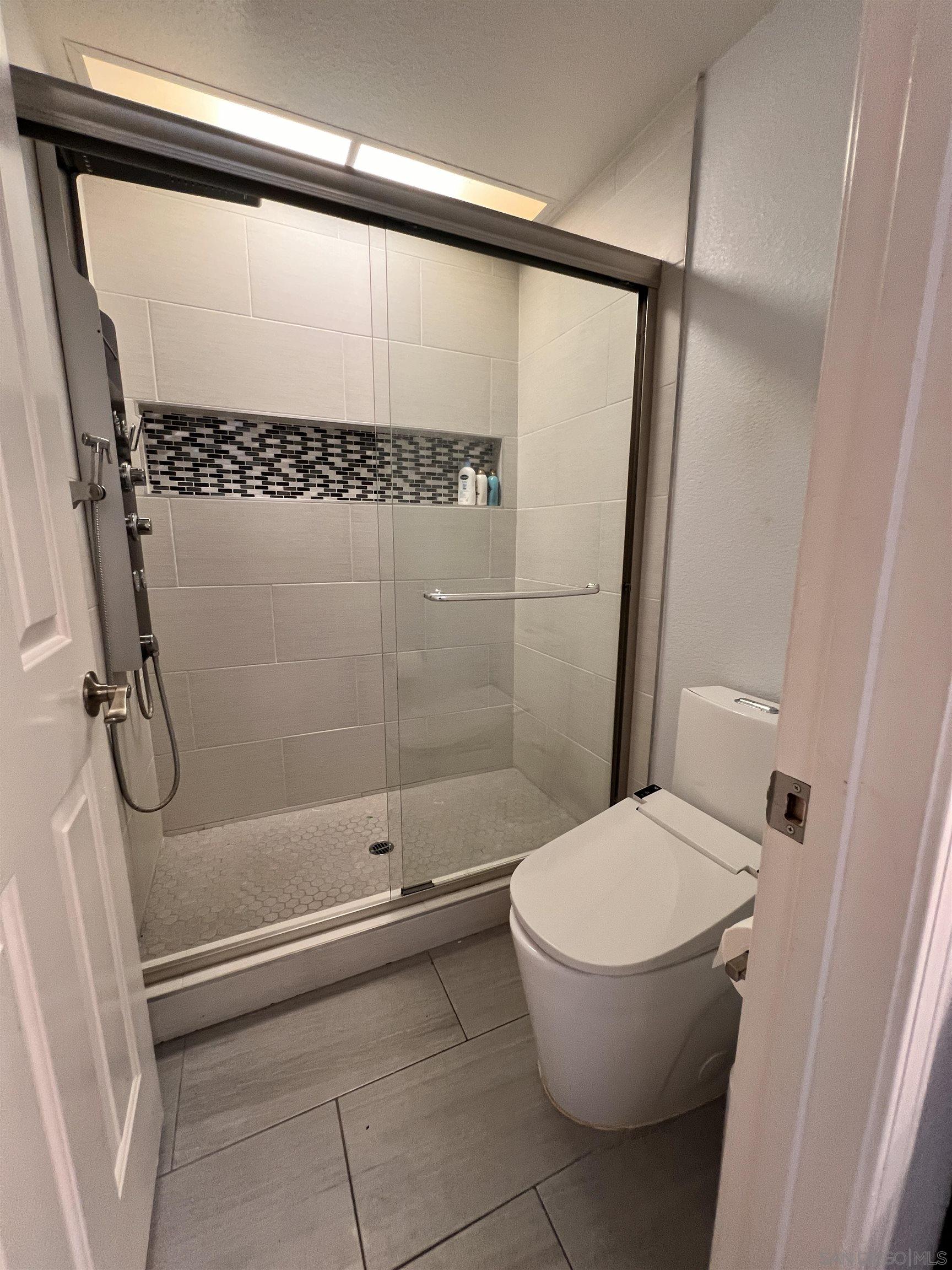 Detail Gallery Image 19 of 26 For 11491  Cypress Canyon Park Dr, San Diego,  CA 92131 - 5 Beds | 3 Baths