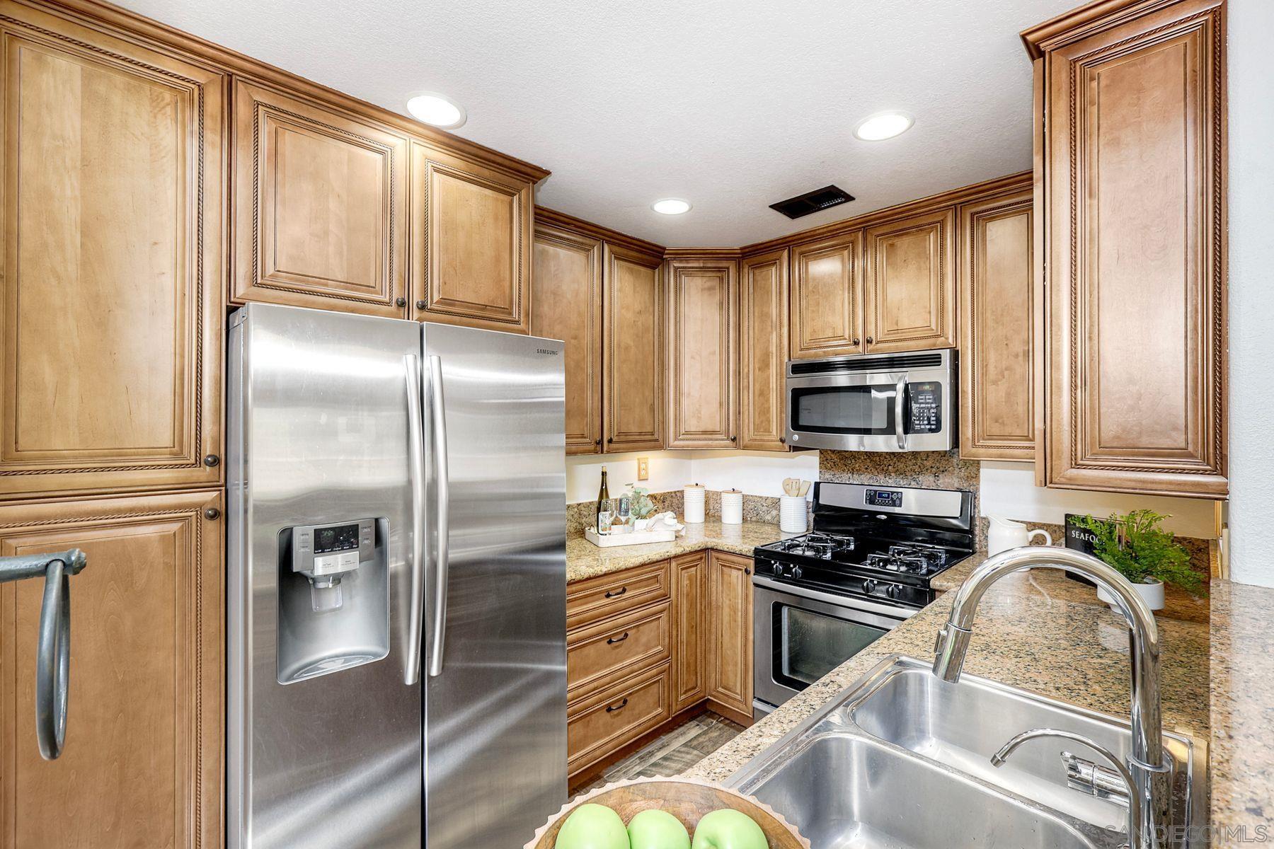 Detail Gallery Image 12 of 39 For 11287  Provencal Pl, San Diego,  CA 92128 - 2 Beds | 2 Baths