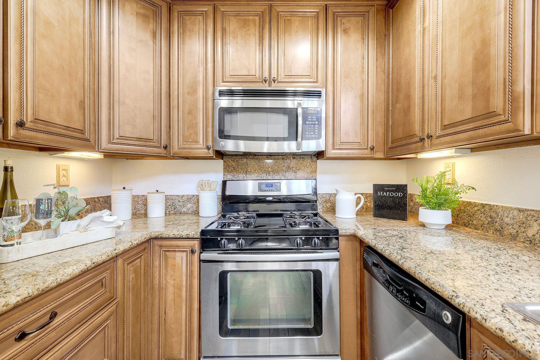 Detail Gallery Image 15 of 39 For 11287  Provencal Pl, San Diego,  CA 92128 - 2 Beds | 2 Baths