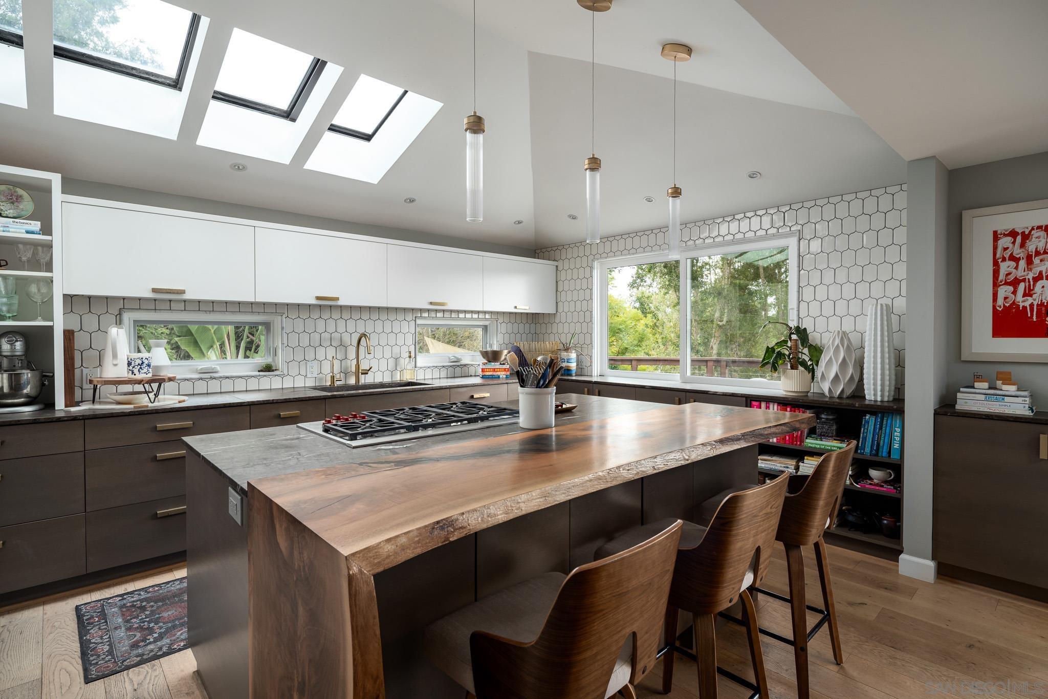 Detail Gallery Image 13 of 36 For 5725  Loma Verde Dr, Rancho Santa Fe,  CA 92067 - 5 Beds | 4/1 Baths