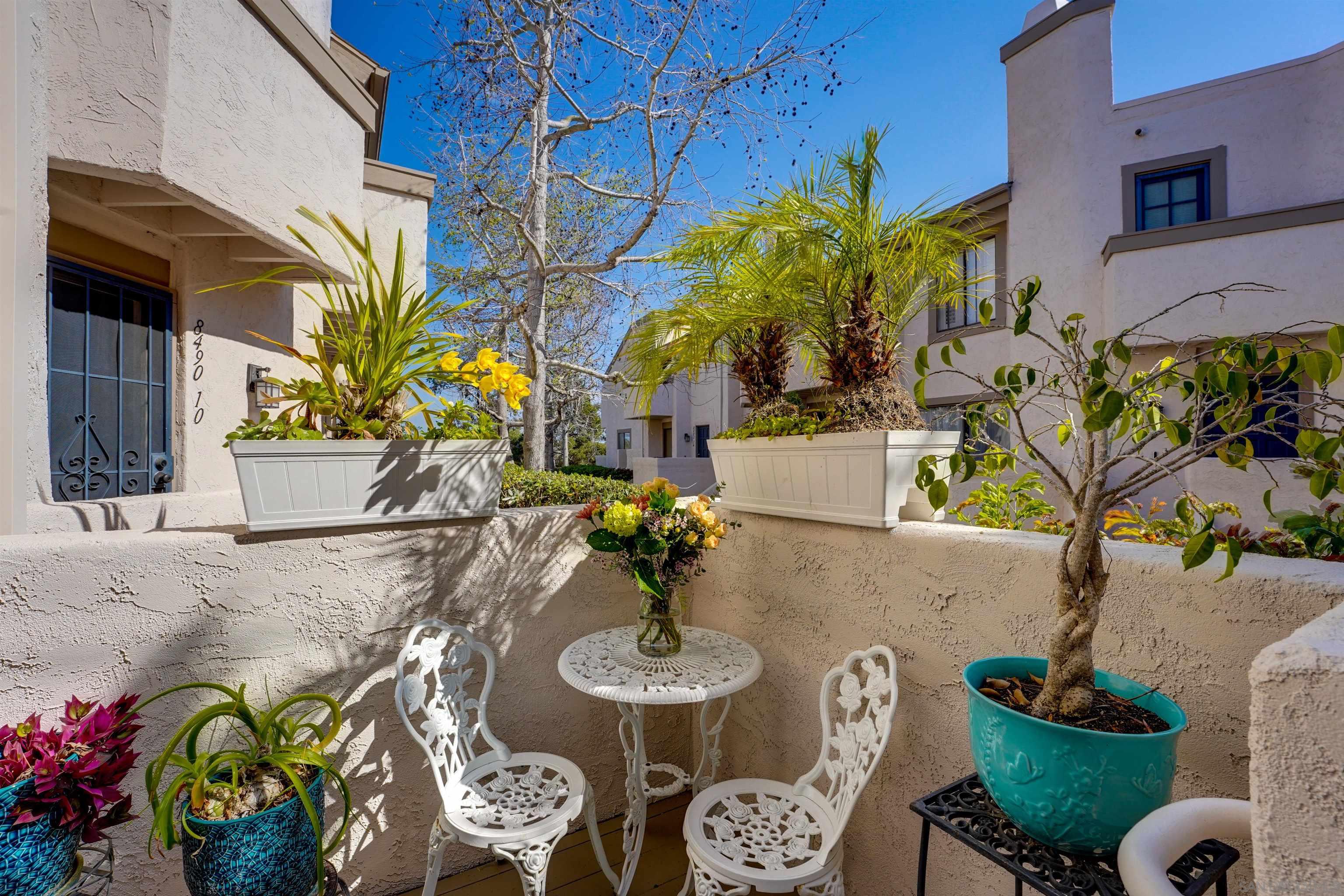 Detail Gallery Image 2 of 18 For 8490  via Sonoma  #11,  La Jolla,  CA 92037 - 2 Beds | 1 Baths