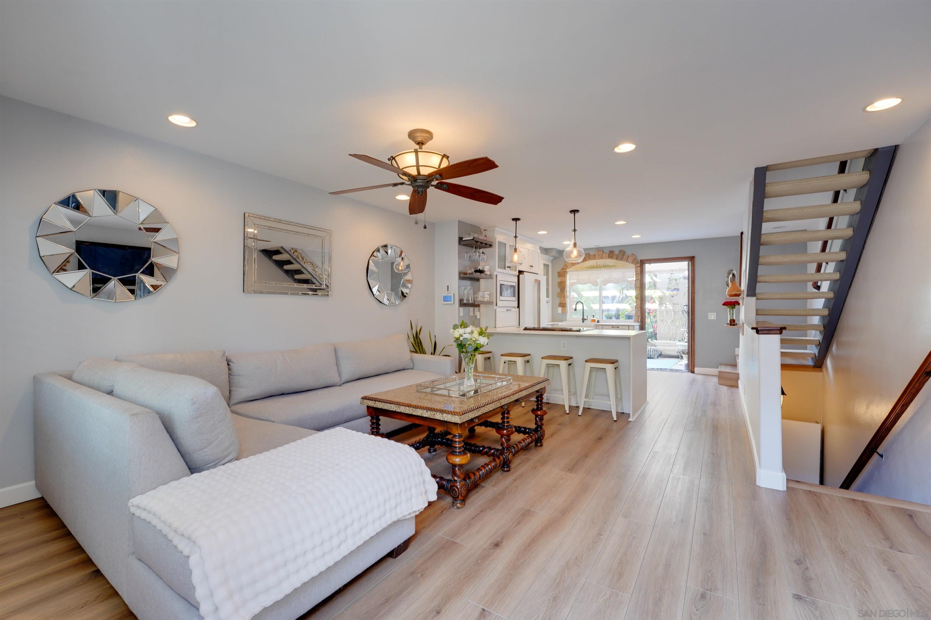 Detail Gallery Image 3 of 18 For 8490  via Sonoma  #11,  La Jolla,  CA 92037 - 2 Beds | 1 Baths