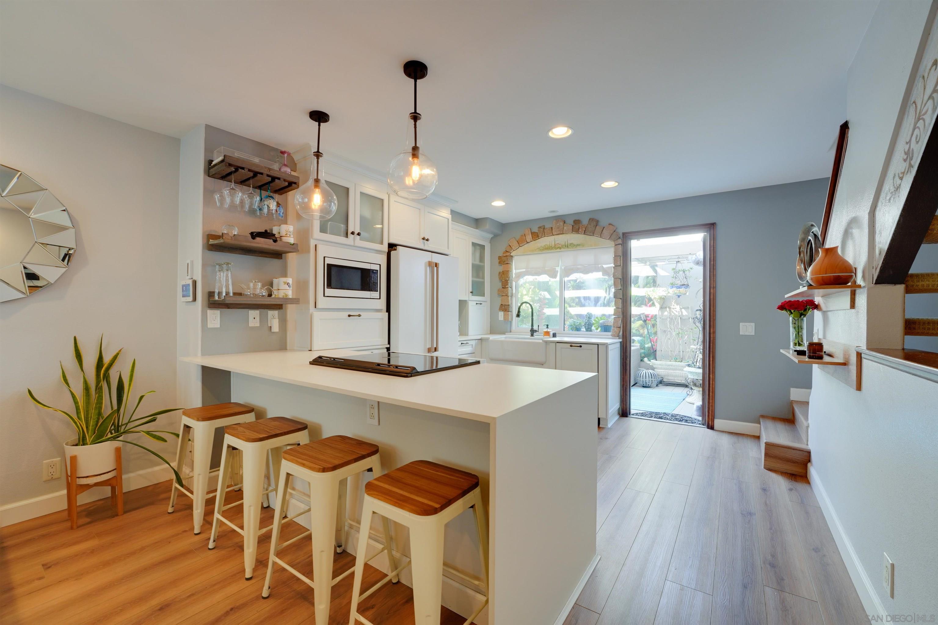 Detail Gallery Image 6 of 18 For 8490  via Sonoma  #11,  La Jolla,  CA 92037 - 2 Beds | 1 Baths