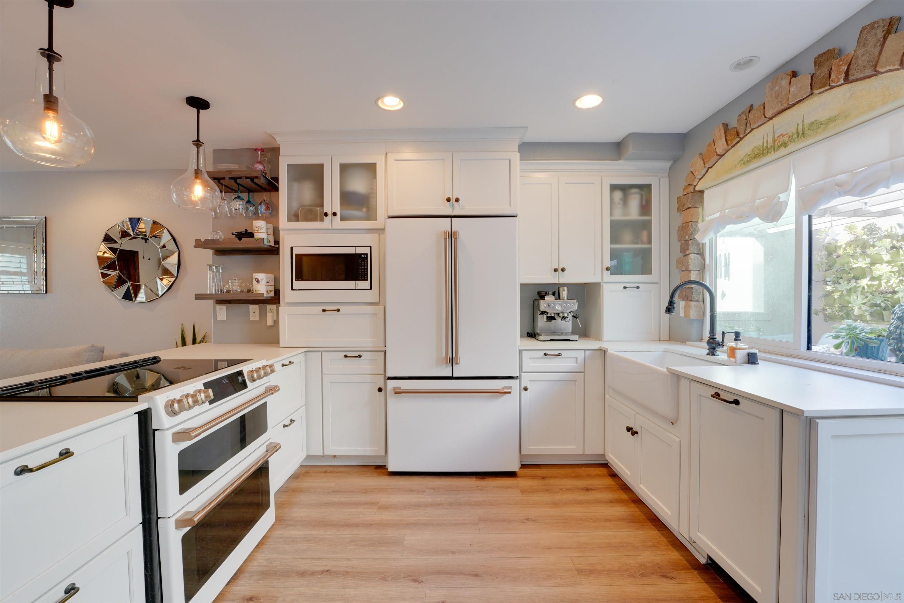 Detail Gallery Image 7 of 18 For 8490  via Sonoma  #11,  La Jolla,  CA 92037 - 2 Beds | 1 Baths