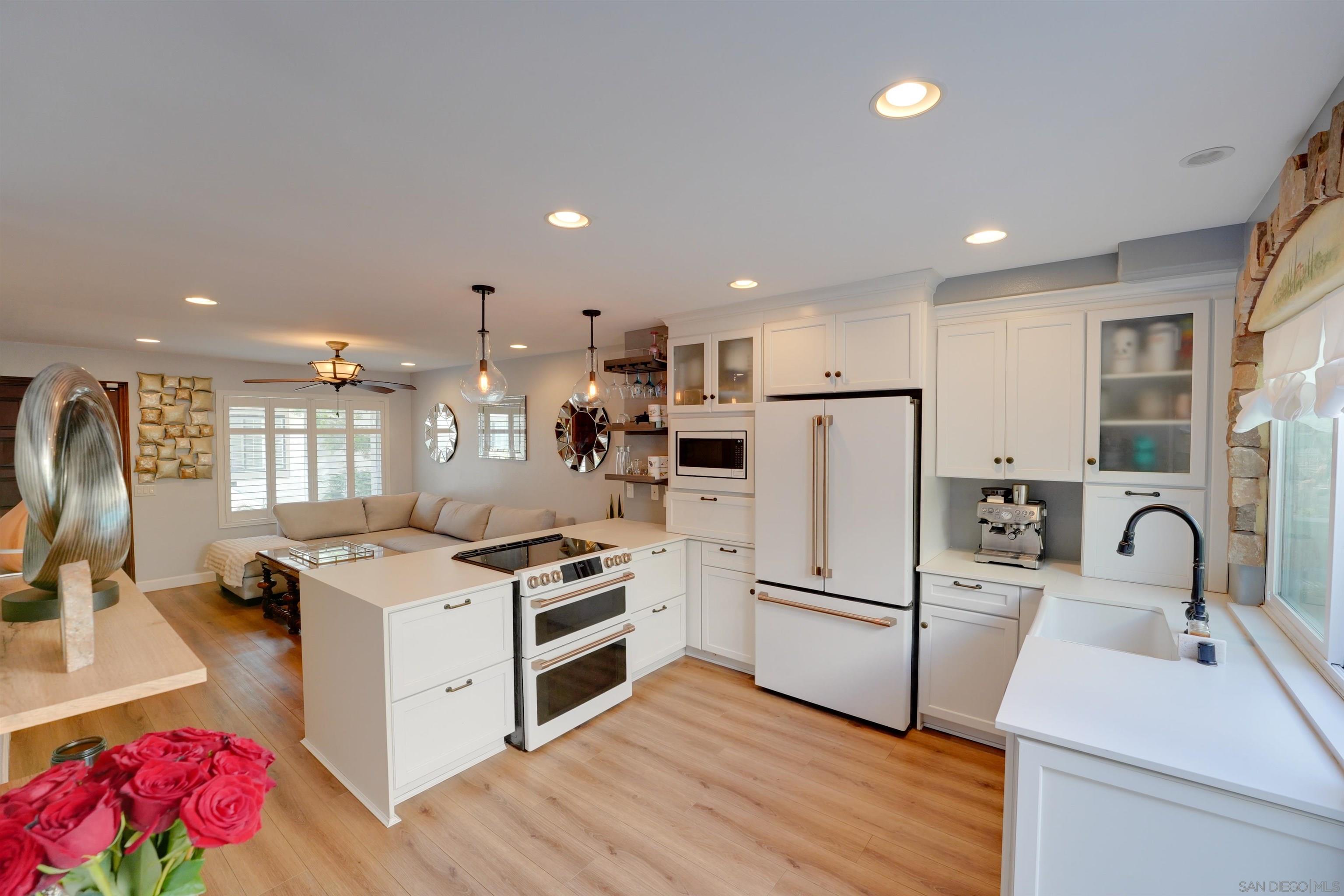 Detail Gallery Image 8 of 18 For 8490  via Sonoma  #11,  La Jolla,  CA 92037 - 2 Beds | 1 Baths