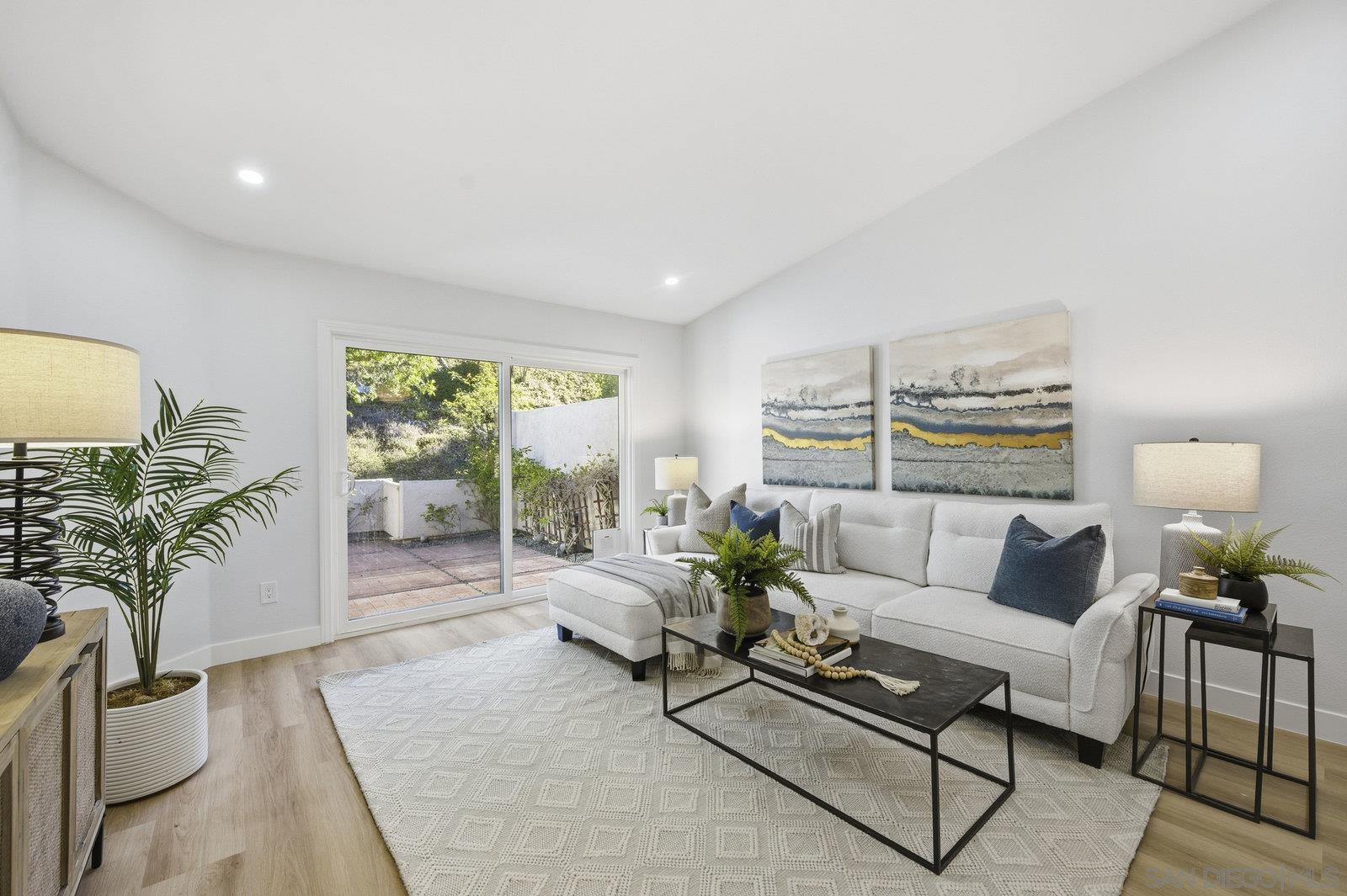 Detail Gallery Image 4 of 39 For 18023  Avenida Alozdra, San Diego,  CA 92128 - 2 Beds | 2 Baths