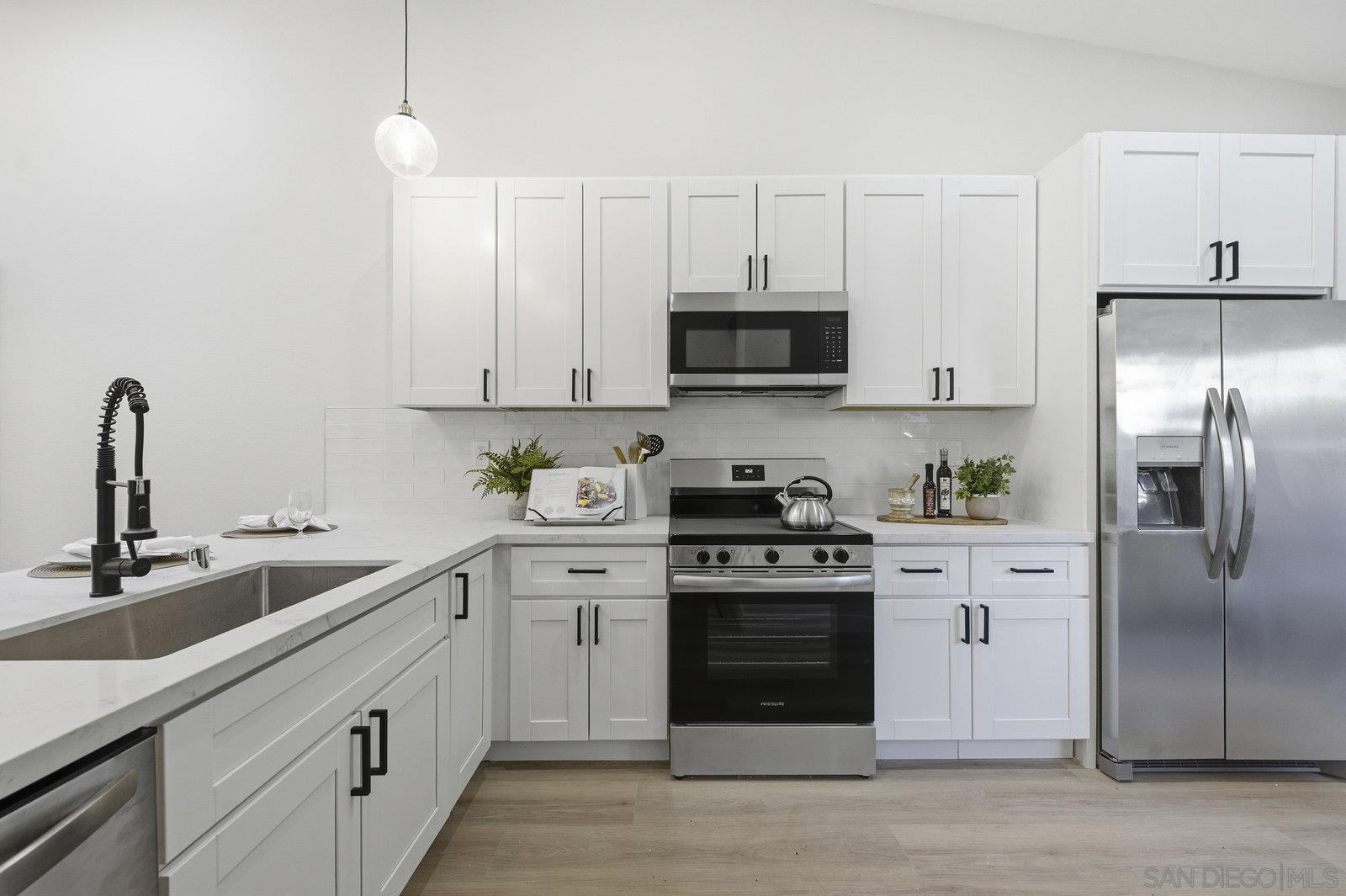 Detail Gallery Image 9 of 39 For 18023  Avenida Alozdra, San Diego,  CA 92128 - 2 Beds | 2 Baths