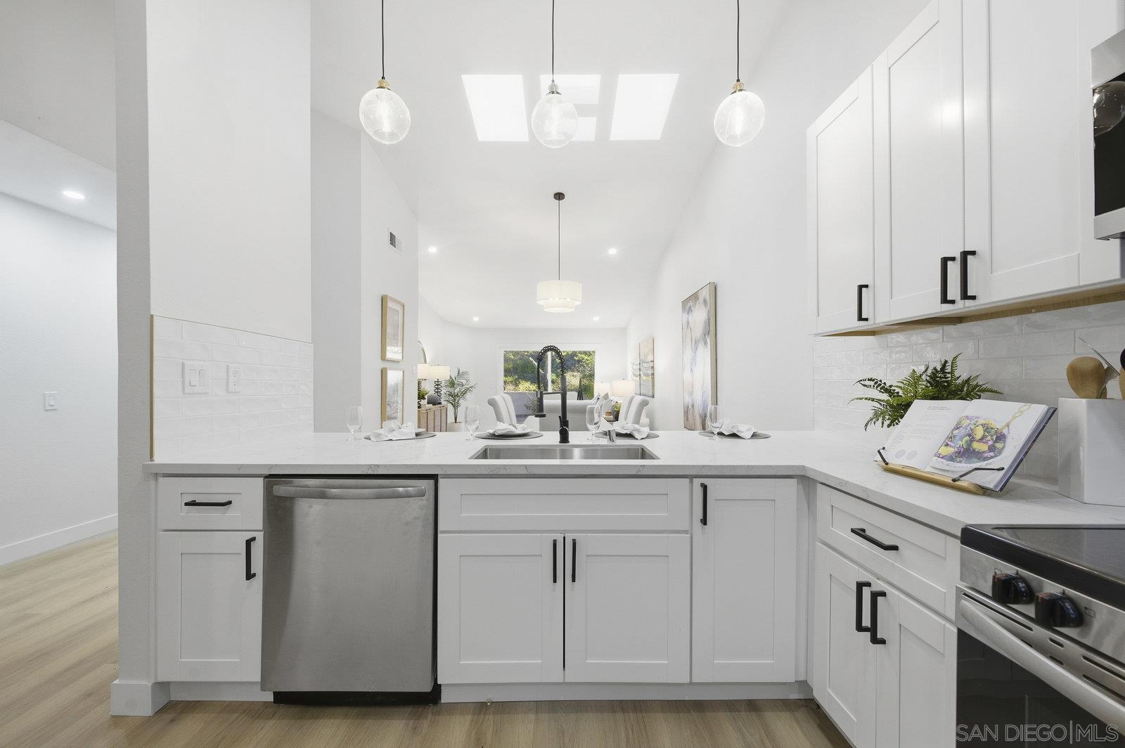 Detail Gallery Image 10 of 39 For 18023  Avenida Alozdra, San Diego,  CA 92128 - 2 Beds | 2 Baths