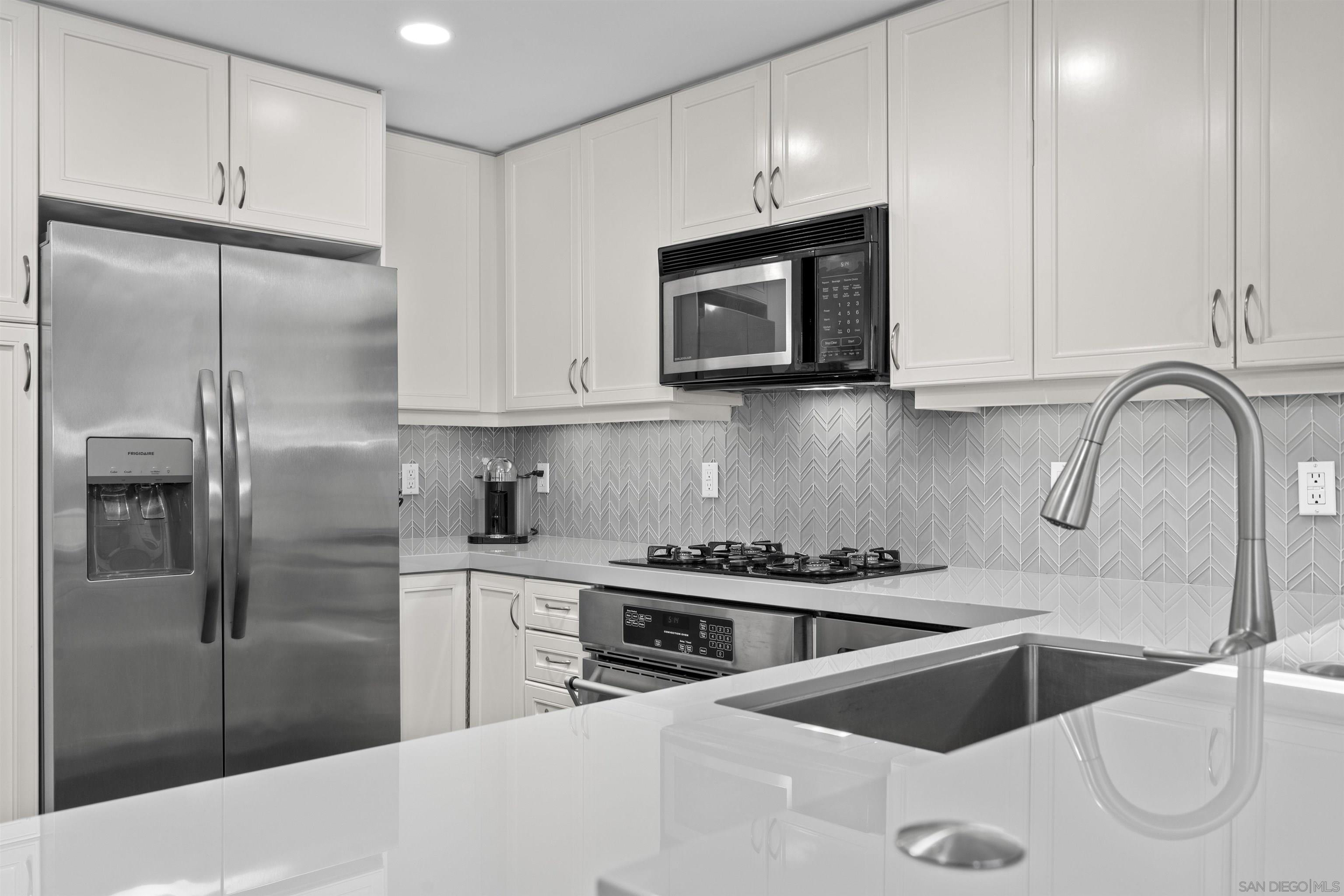 Detail Gallery Image 5 of 59 For 555  Front St.  #1501,  San Diego,  CA 92101 - 2 Beds | 2 Baths