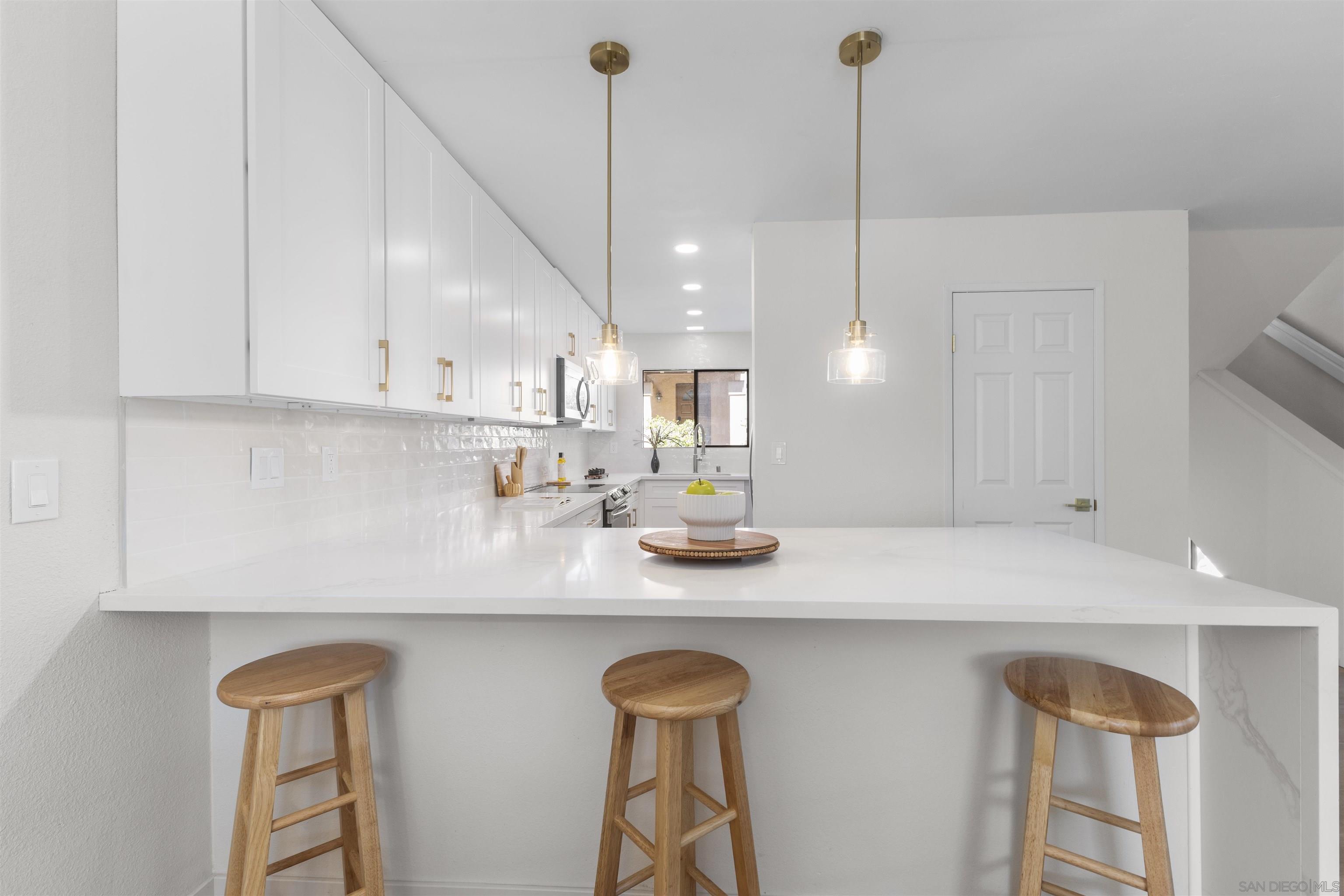 Detail Gallery Image 2 of 21 For 5878  Mission Center  a,  San Diego,  CA 92123 - 2 Beds | 2/1 Baths