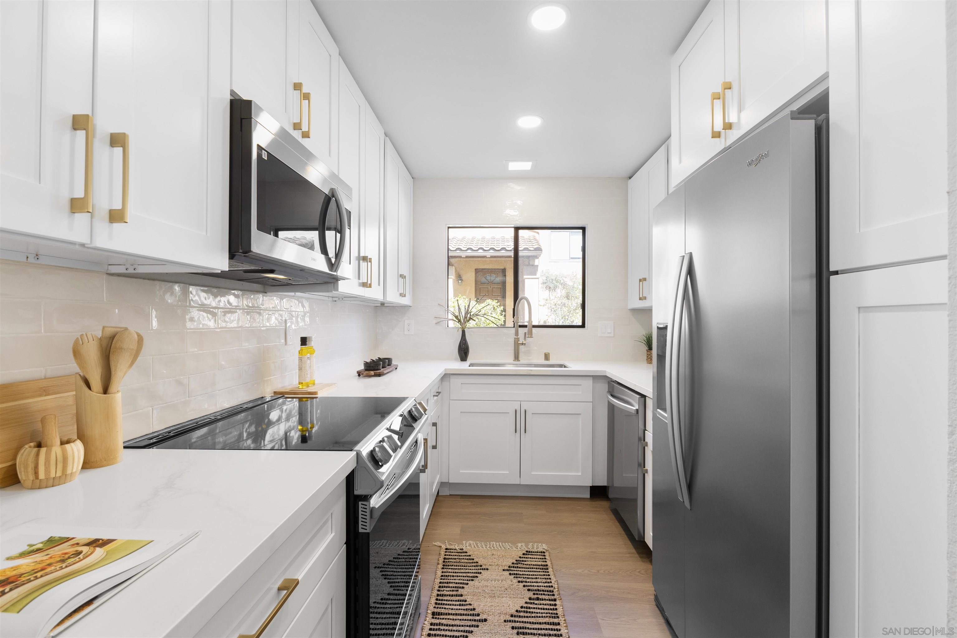 Detail Gallery Image 5 of 21 For 5878  Mission Center  a,  San Diego,  CA 92123 - 2 Beds | 2/1 Baths