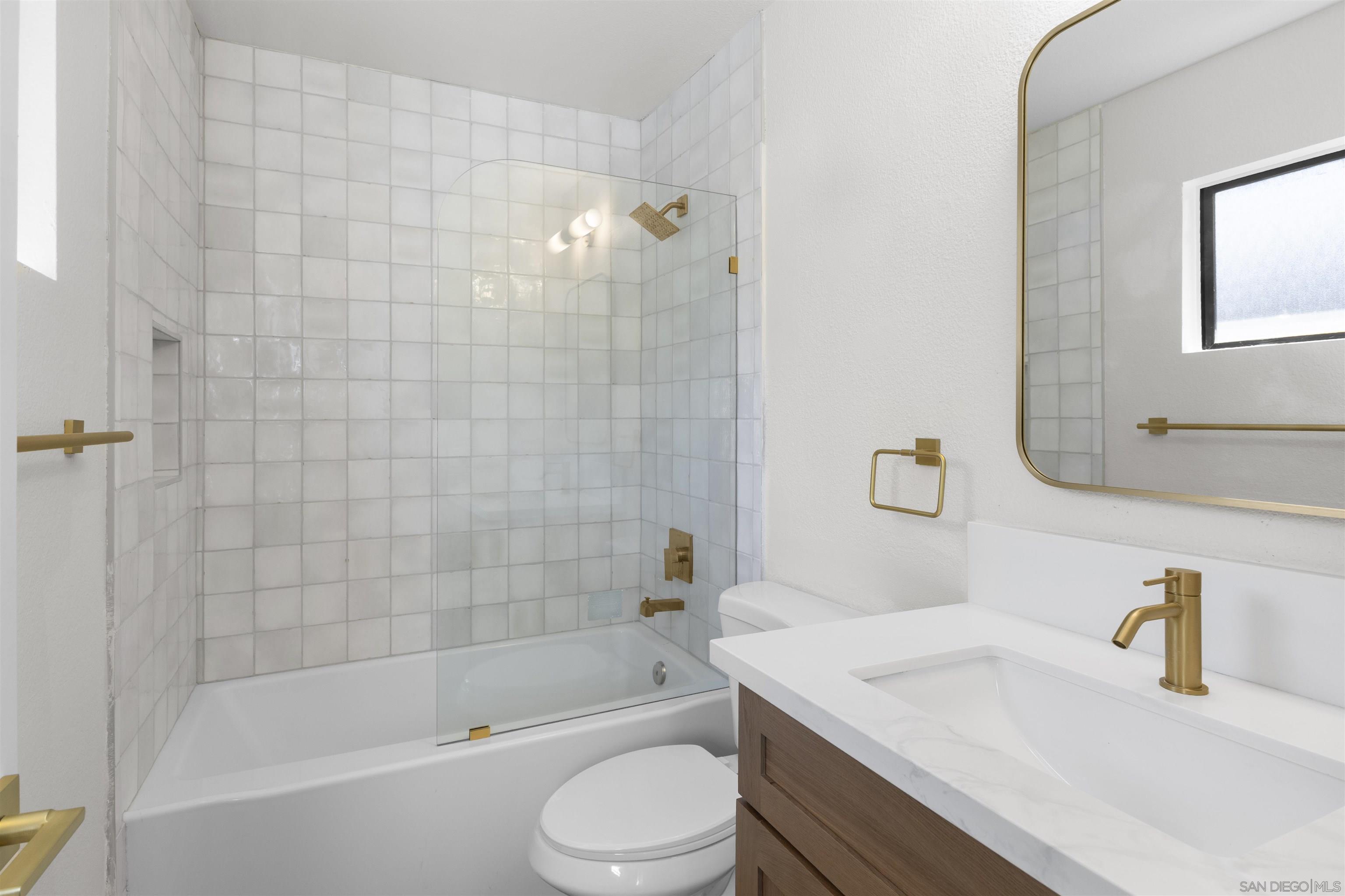 Detail Gallery Image 6 of 21 For 5878  Mission Center  a,  San Diego,  CA 92123 - 2 Beds | 2/1 Baths