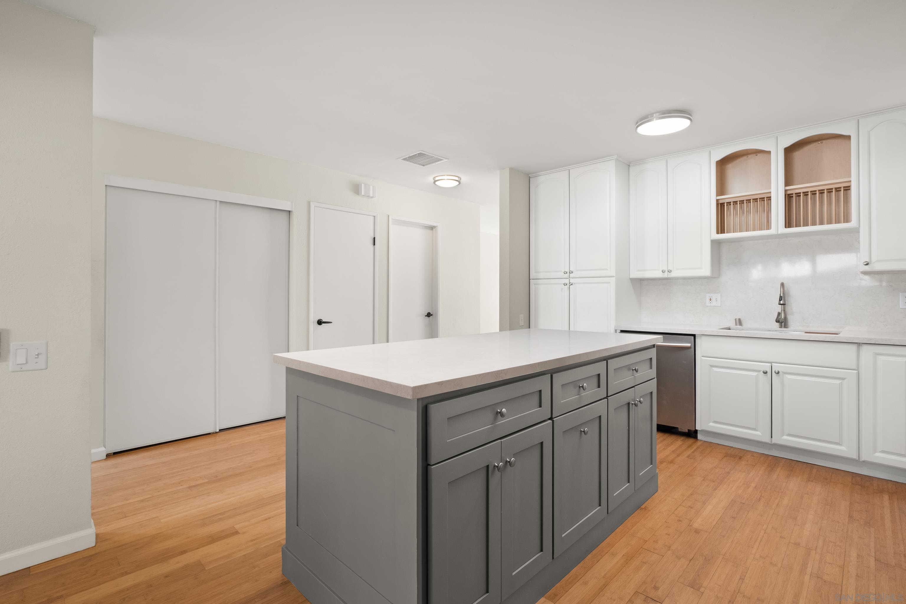 Detail Gallery Image 8 of 58 For 3281  Loma Riviera Drive, San Diego,  CA 92110 - 4 Beds | 2/1 Baths