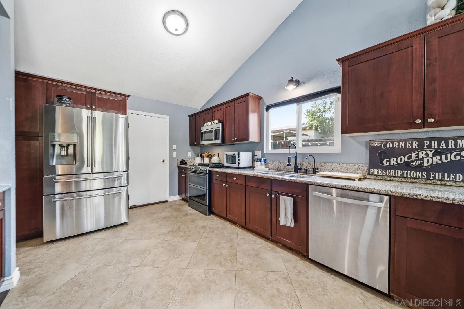 Detail Gallery Image 18 of 41 For 1104  Hoover St, Escondido,  CA 92027 - 5 Beds | 2 Baths