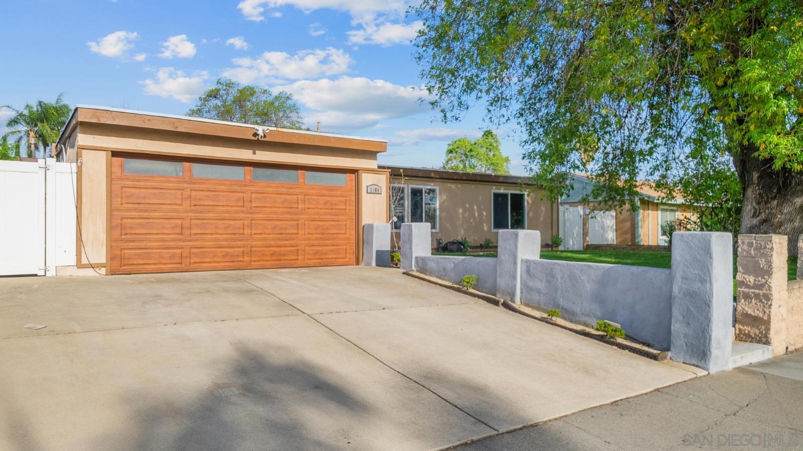 Detail Gallery Image 3 of 41 For 1104  Hoover St, Escondido,  CA 92027 - 5 Beds | 2 Baths