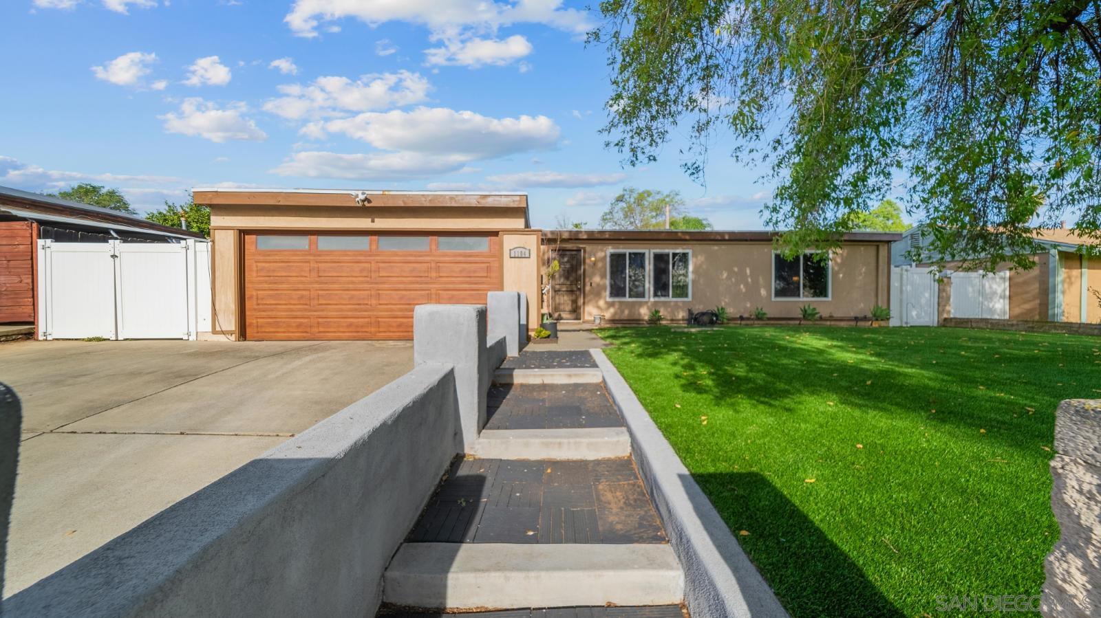 Detail Gallery Image 4 of 41 For 1104  Hoover St, Escondido,  CA 92027 - 5 Beds | 2 Baths