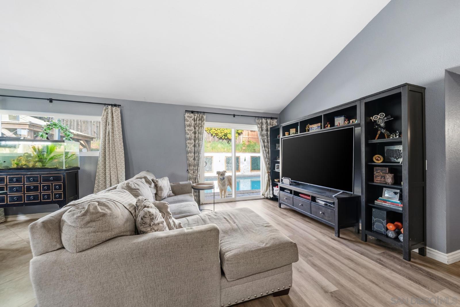 Detail Gallery Image 10 of 41 For 1104  Hoover St, Escondido,  CA 92027 - 5 Beds | 2 Baths