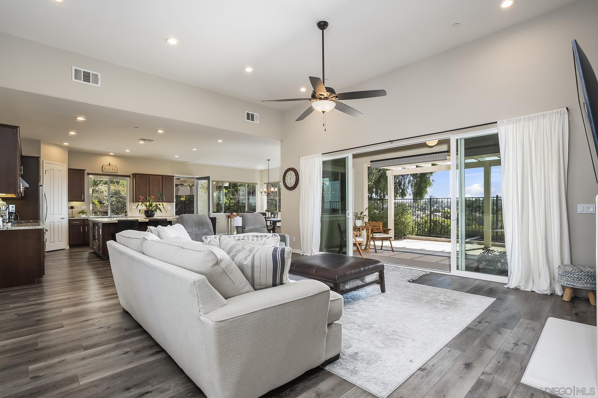 Detail Gallery Image 10 of 49 For 1812  Hayden Ranch Rd, Vista,  CA 92084 - 4 Beds | 3/1 Baths