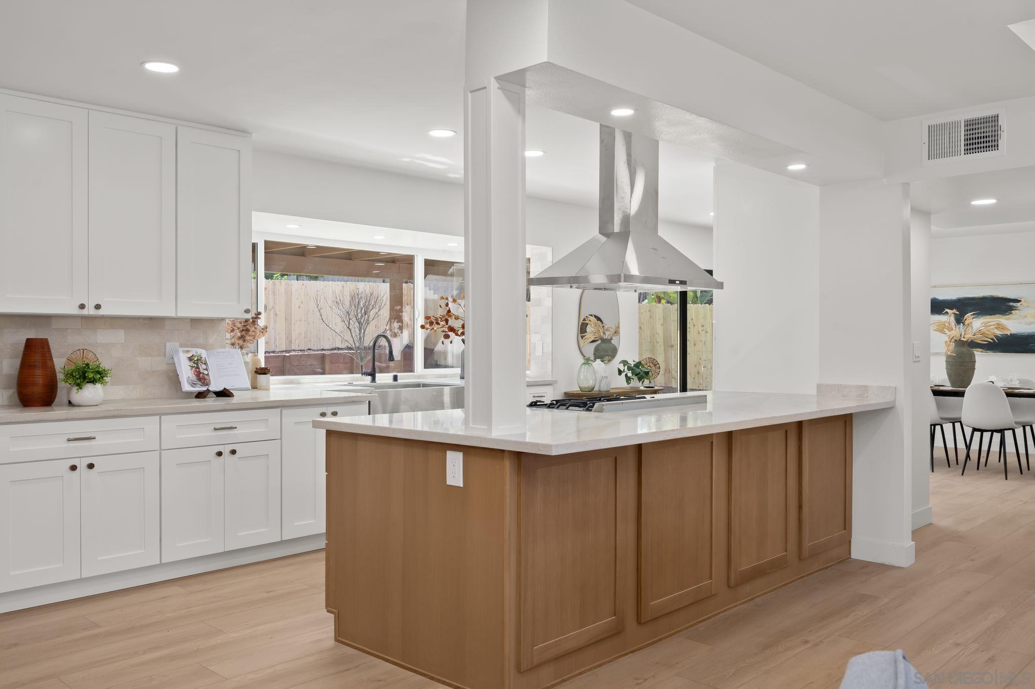 Detail Gallery Image 9 of 31 For 6243  Lake Lomond Dr, San Diego,  CA 92119 - 4 Beds | 3 Baths