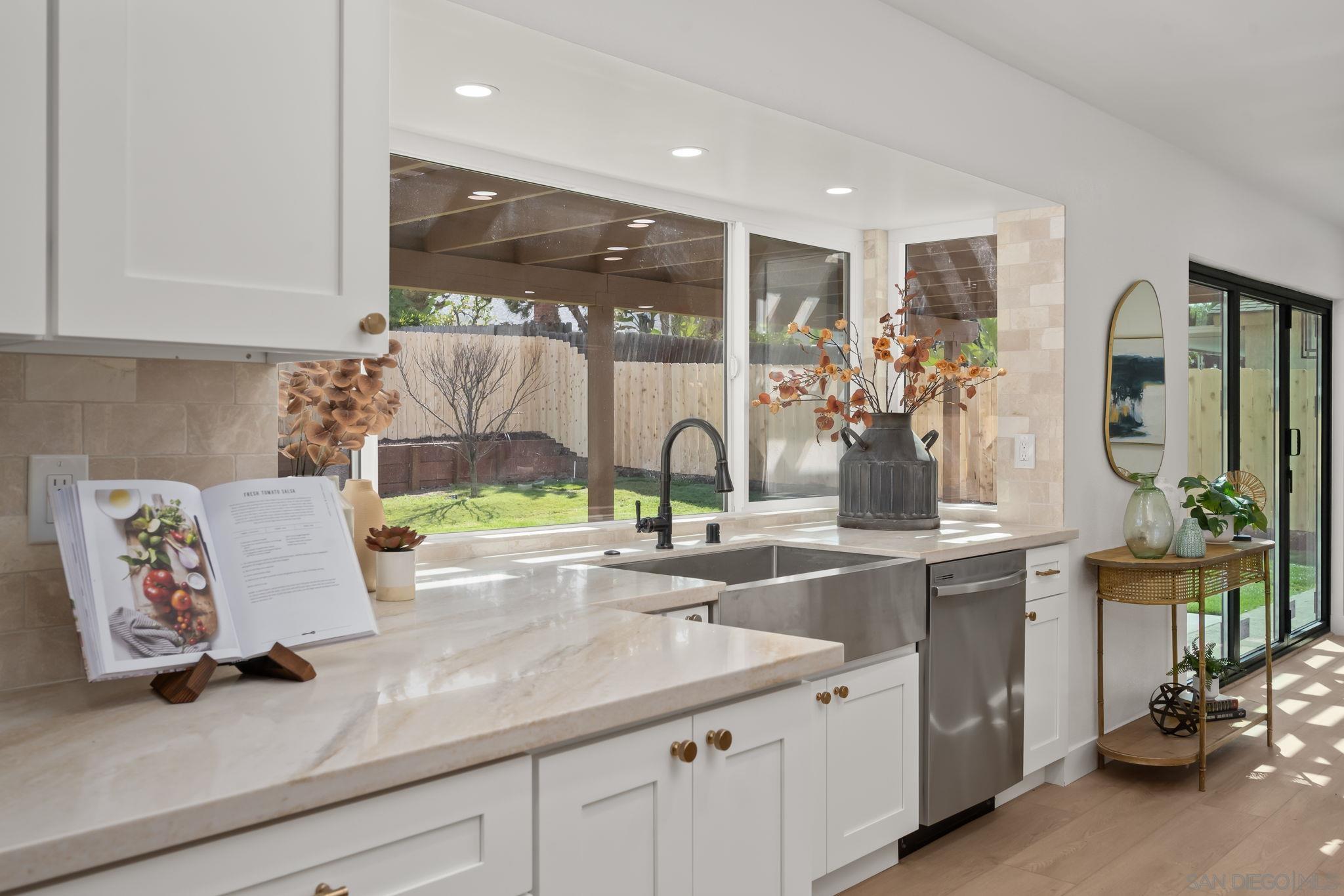 Detail Gallery Image 6 of 31 For 6243  Lake Lomond Dr, San Diego,  CA 92119 - 4 Beds | 3 Baths