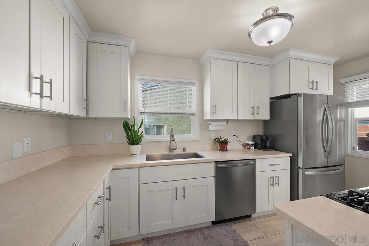 Detail Gallery Image 8 of 36 For 4227  69th St, La Mesa,  CA 91941 - 4 Beds | 3 Baths