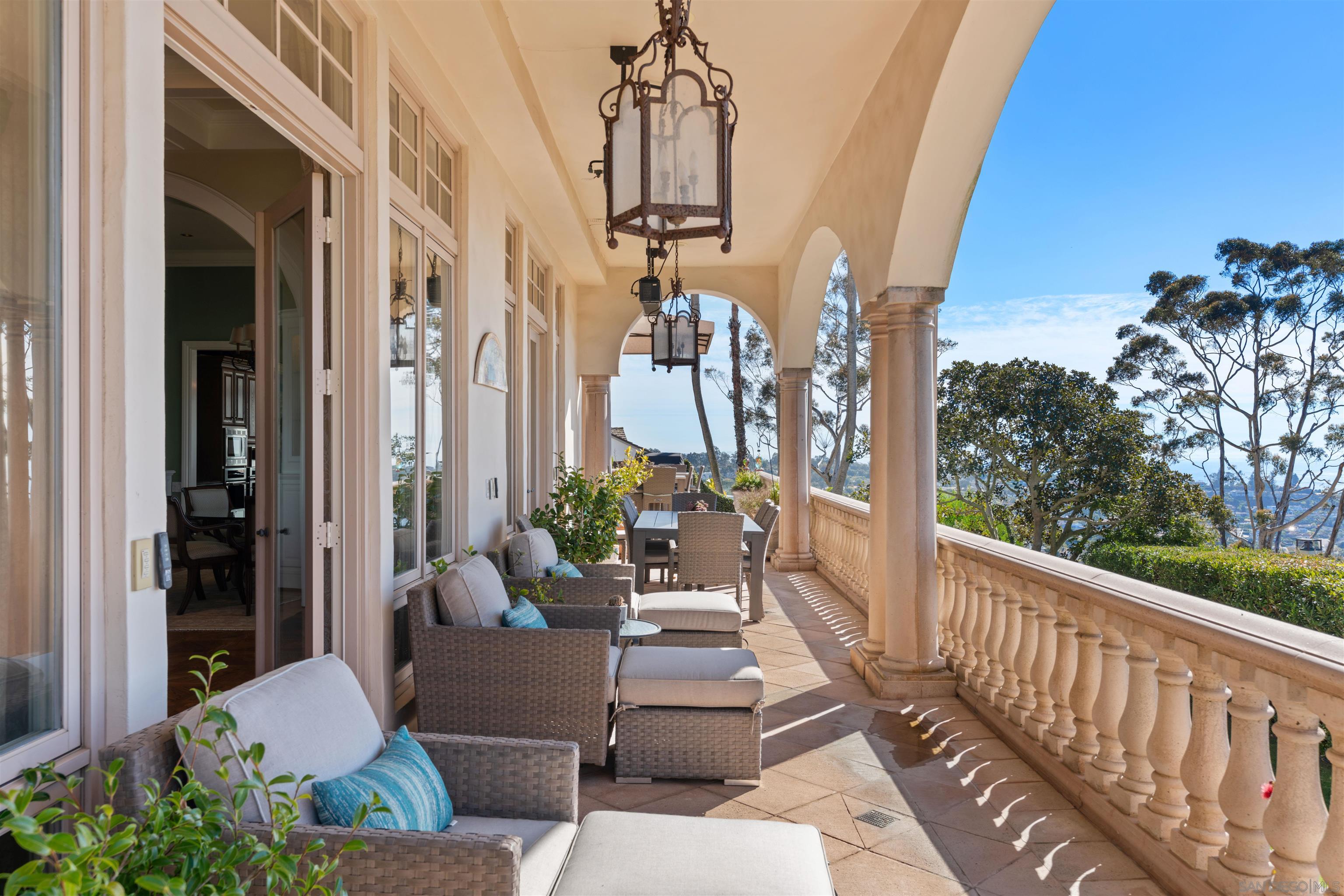 Detail Gallery Image 7 of 45 For 7304  Encelia Dr, La Jolla,  CA 92037 - 6 Beds | 7/2 Baths