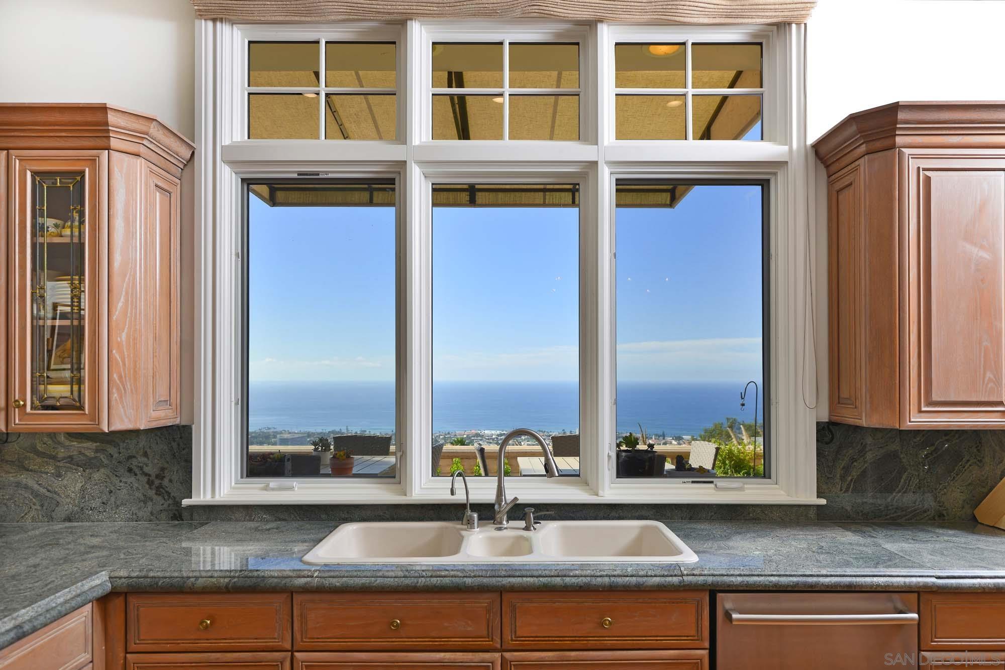 Detail Gallery Image 10 of 45 For 7304  Encelia Dr, La Jolla,  CA 92037 - 6 Beds | 7/2 Baths