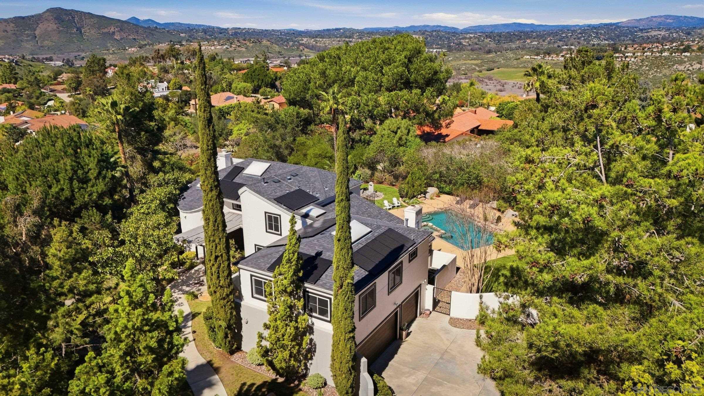 Detail Gallery Image 9 of 53 For 13024  Olmeda Court, San Diego,  CA 92128 - 4 Beds | 4 Baths