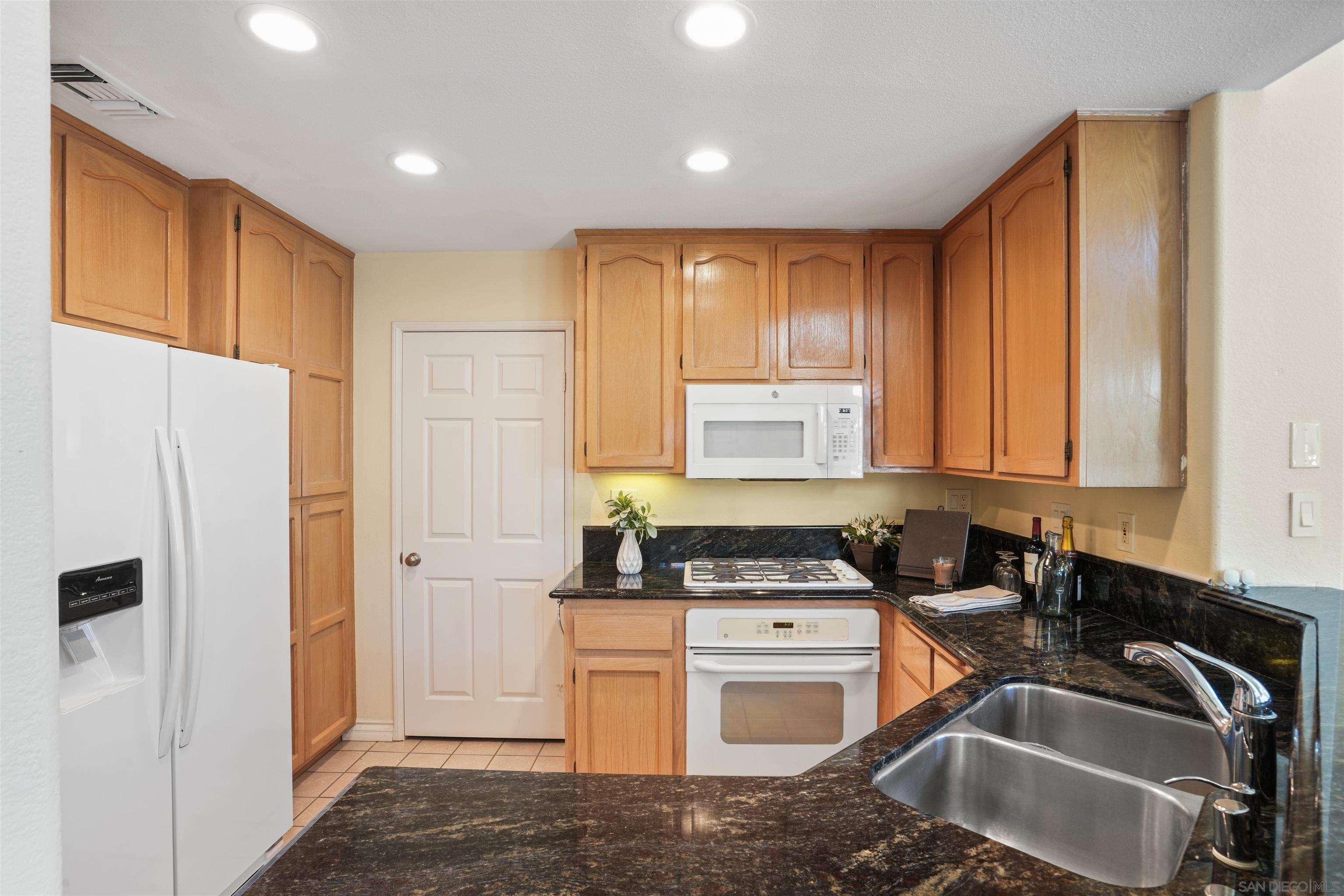 Detail Gallery Image 3 of 23 For 12670  Springbrook Dr  #D,  San Diego,  CA 92128 - 3 Beds | 2 Baths