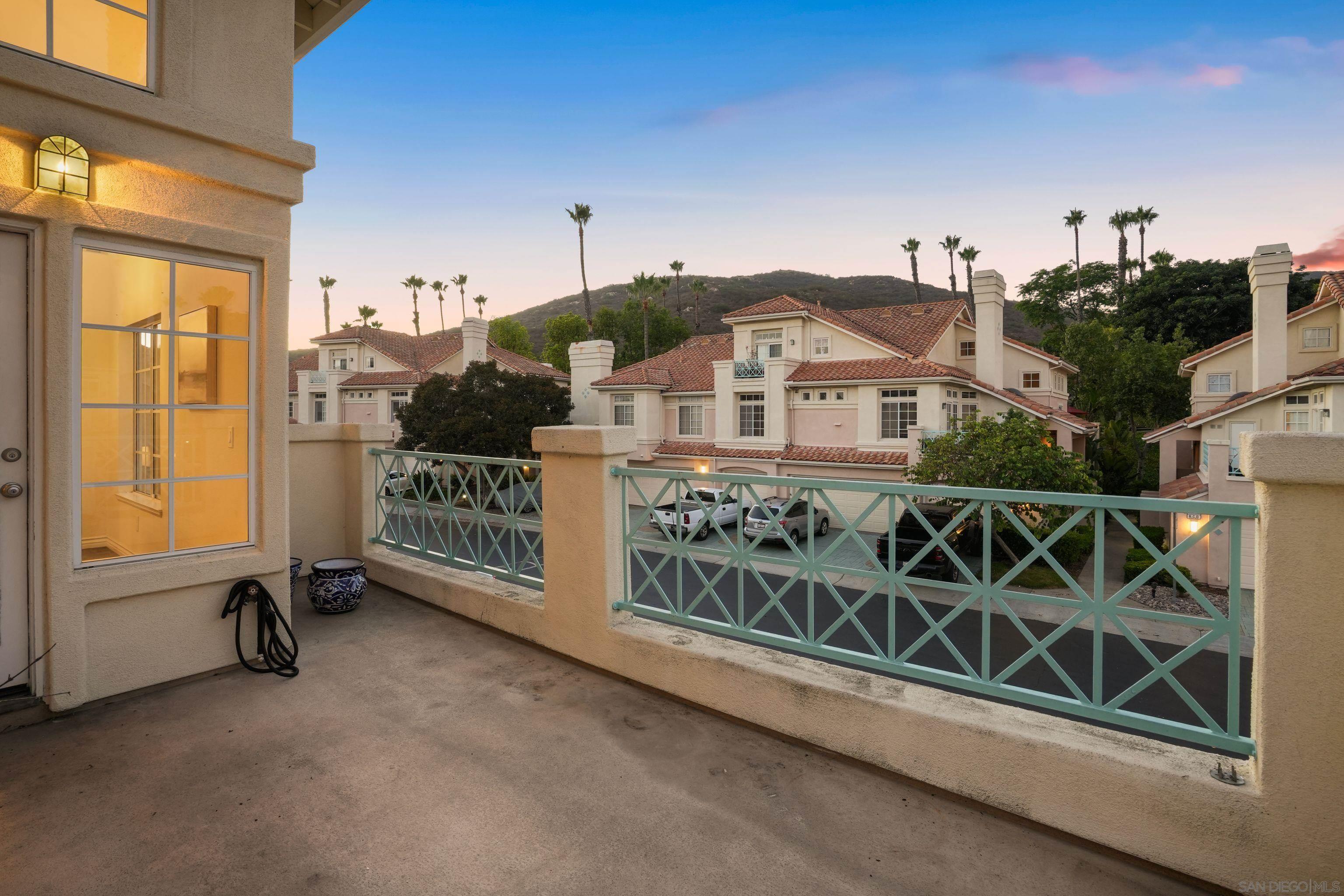 Detail Gallery Image 4 of 23 For 12670  Springbrook Dr  #D,  San Diego,  CA 92128 - 3 Beds | 2 Baths