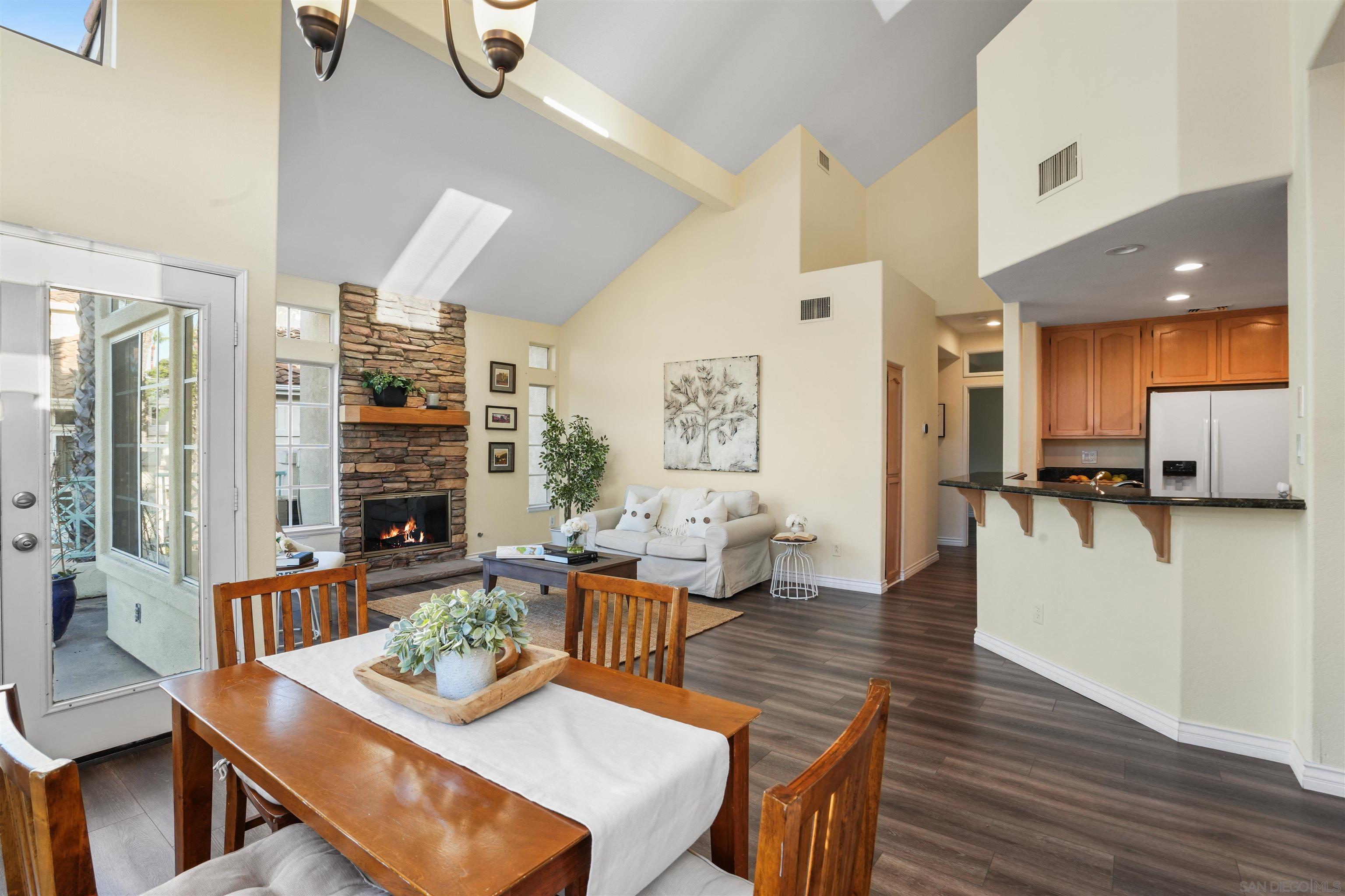 Detail Gallery Image 7 of 23 For 12670  Springbrook Dr  #D,  San Diego,  CA 92128 - 3 Beds | 2 Baths