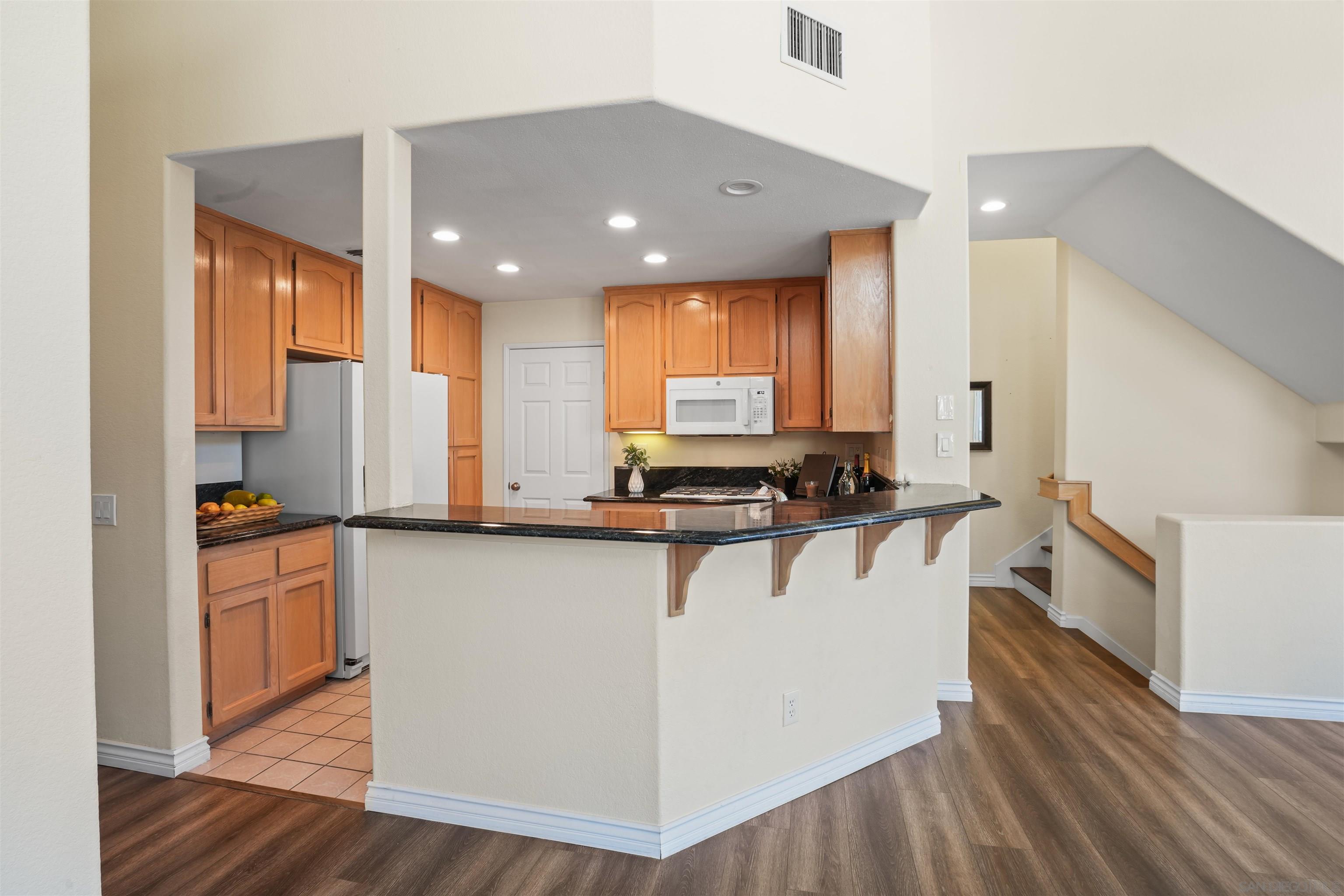 Detail Gallery Image 8 of 23 For 12670  Springbrook Dr  #D,  San Diego,  CA 92128 - 3 Beds | 2 Baths