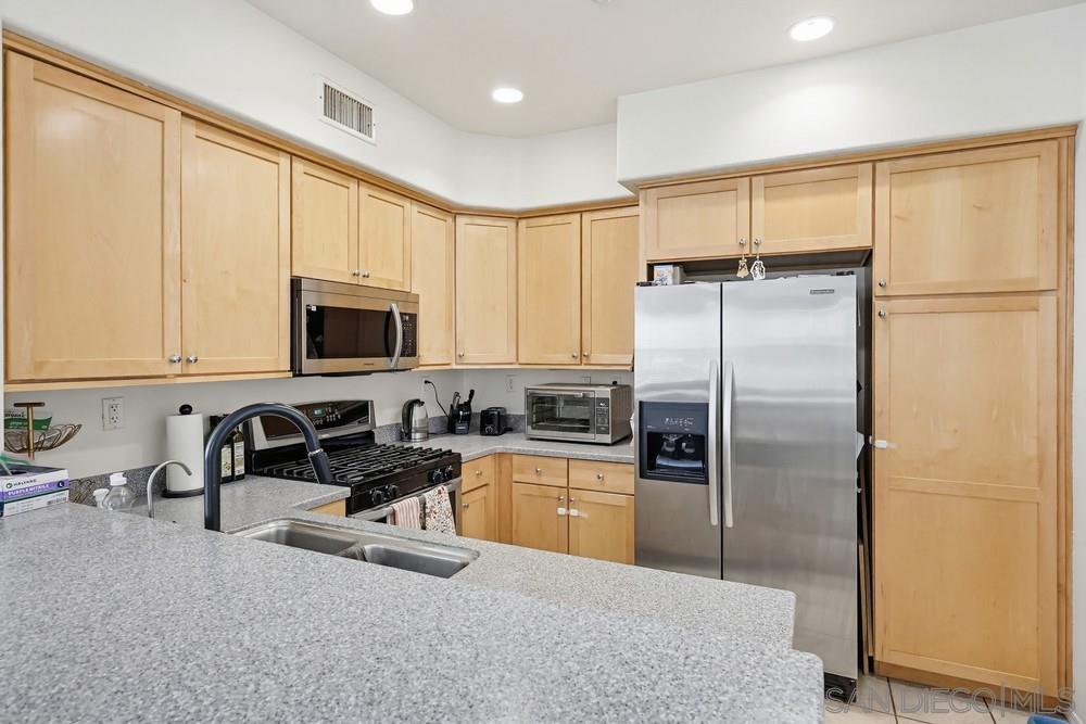 Detail Gallery Image 22 of 59 For 5427  Soho View Ter, San Diego,  CA 92105 - 3 Beds | 2/2 Baths