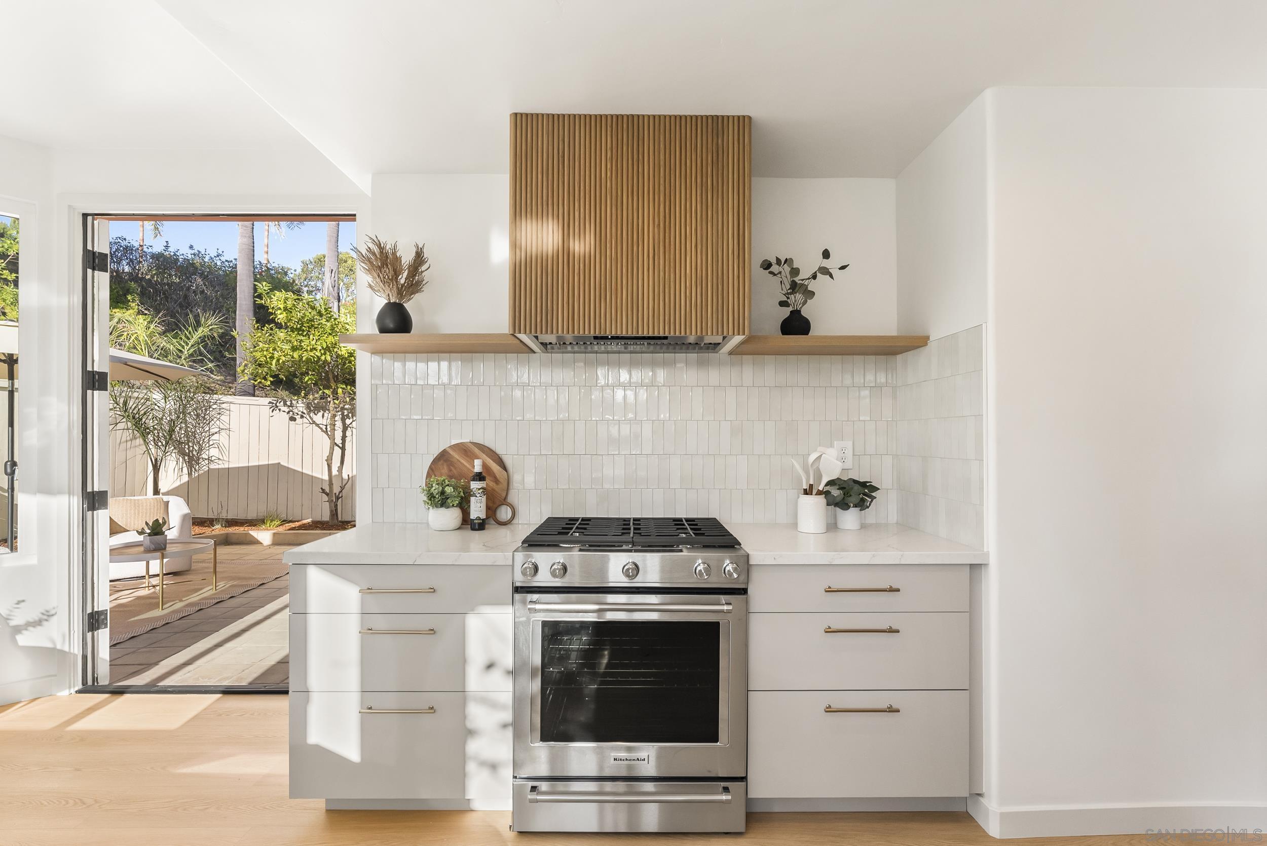 Detail Gallery Image 2 of 44 For 5825  Caminito Del Estio, La Jolla,  CA 92037 - 3 Beds | 2/1 Baths