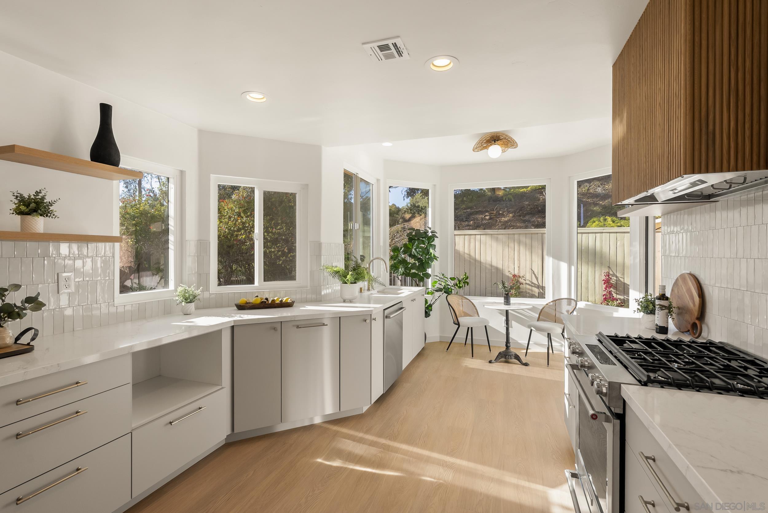 Detail Gallery Image 3 of 44 For 5825  Caminito Del Estio, La Jolla,  CA 92037 - 3 Beds | 2/1 Baths