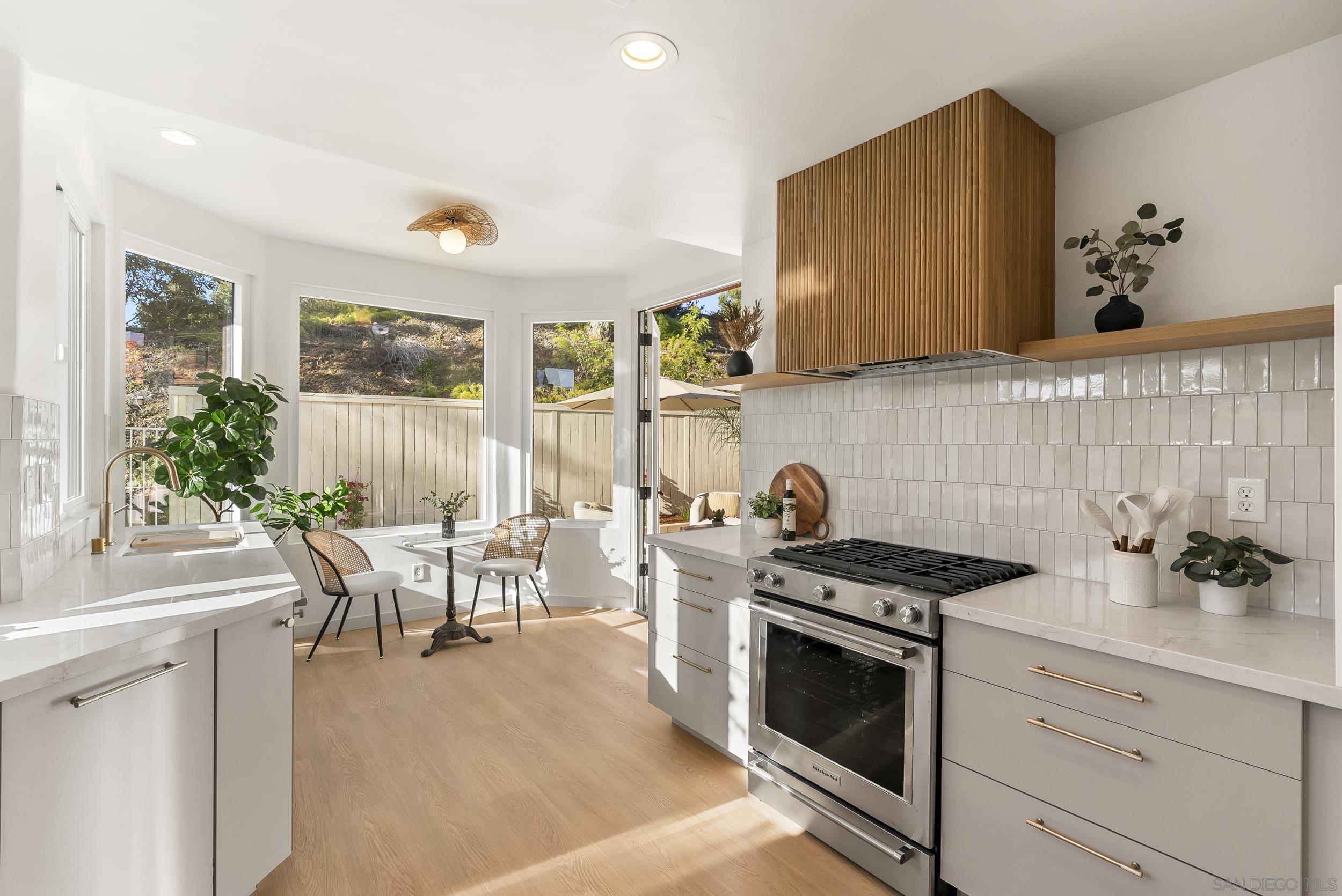 Detail Gallery Image 4 of 44 For 5825  Caminito Del Estio, La Jolla,  CA 92037 - 3 Beds | 2/1 Baths