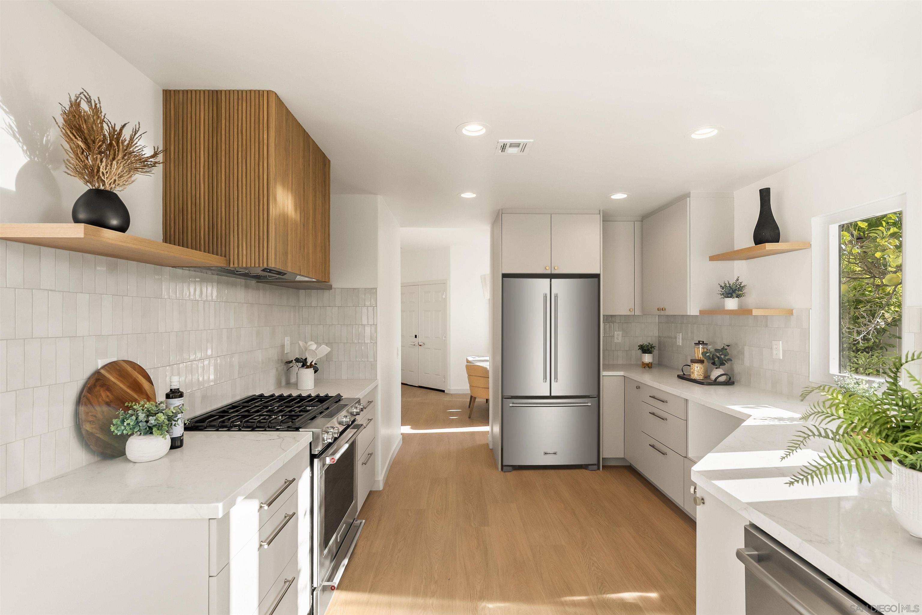 Detail Gallery Image 5 of 44 For 5825  Caminito Del Estio, La Jolla,  CA 92037 - 3 Beds | 2/1 Baths