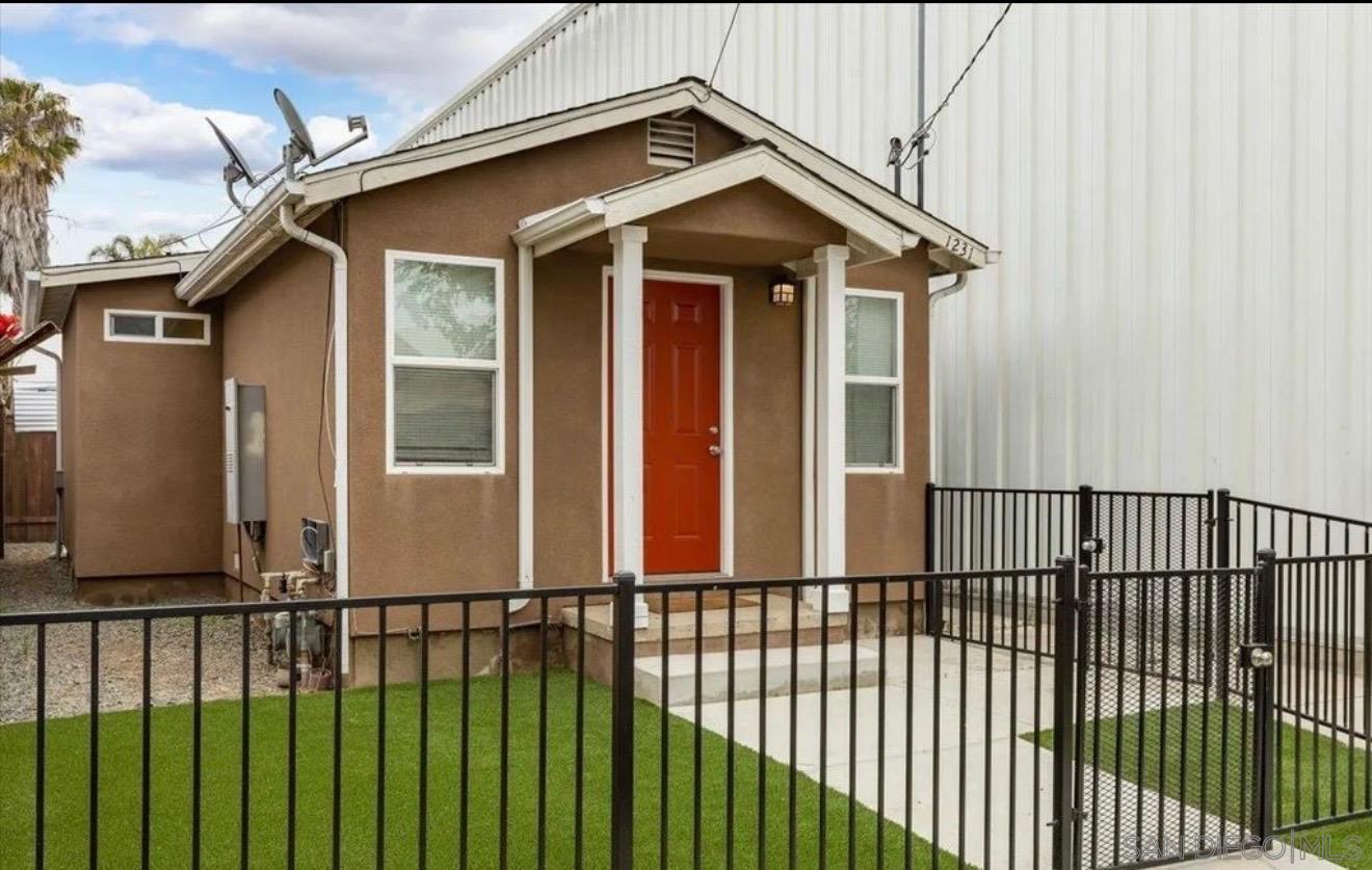 Detail Gallery Image 2 of 38 For 1231-33  Hoover  Ave, National City,  CA 91950 - – Beds | – Baths