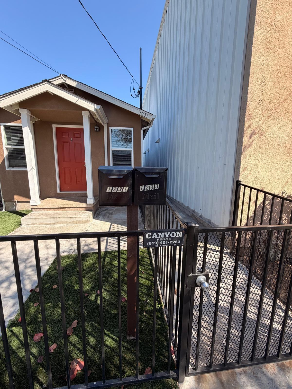 Detail Gallery Image 3 of 38 For 1231-33  Hoover  Ave, National City,  CA 91950 - – Beds | – Baths