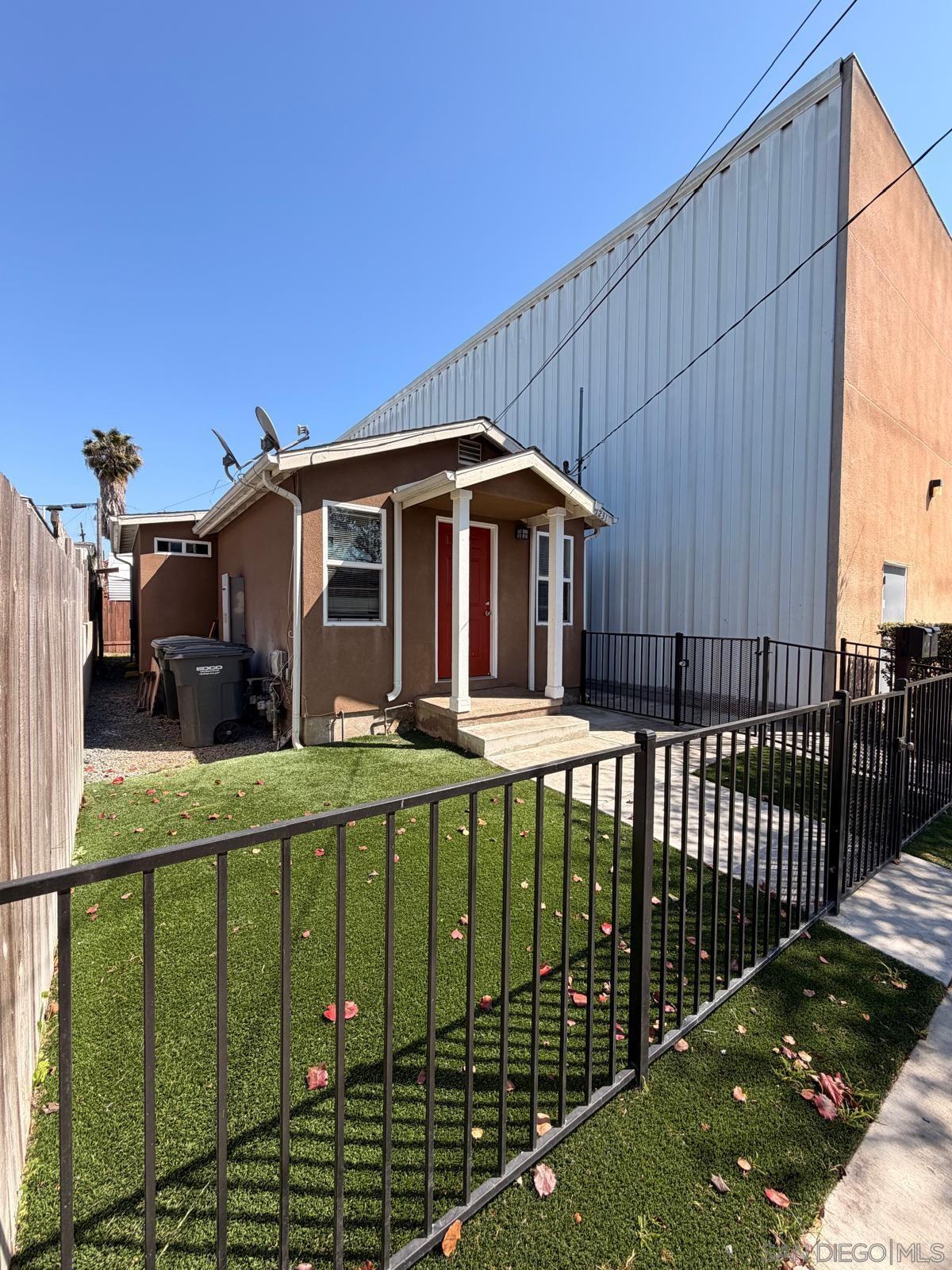 Detail Gallery Image 4 of 38 For 1231-33  Hoover  Ave, National City,  CA 91950 - – Beds | – Baths