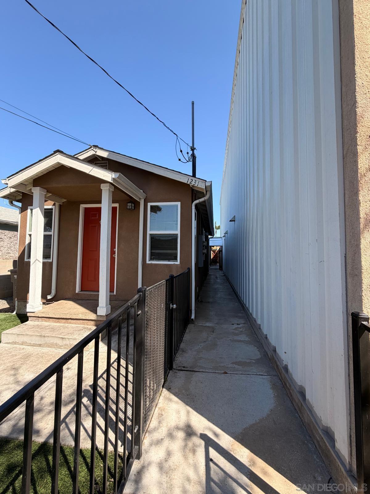 Detail Gallery Image 6 of 38 For 1231-33  Hoover  Ave, National City,  CA 91950 - – Beds | – Baths