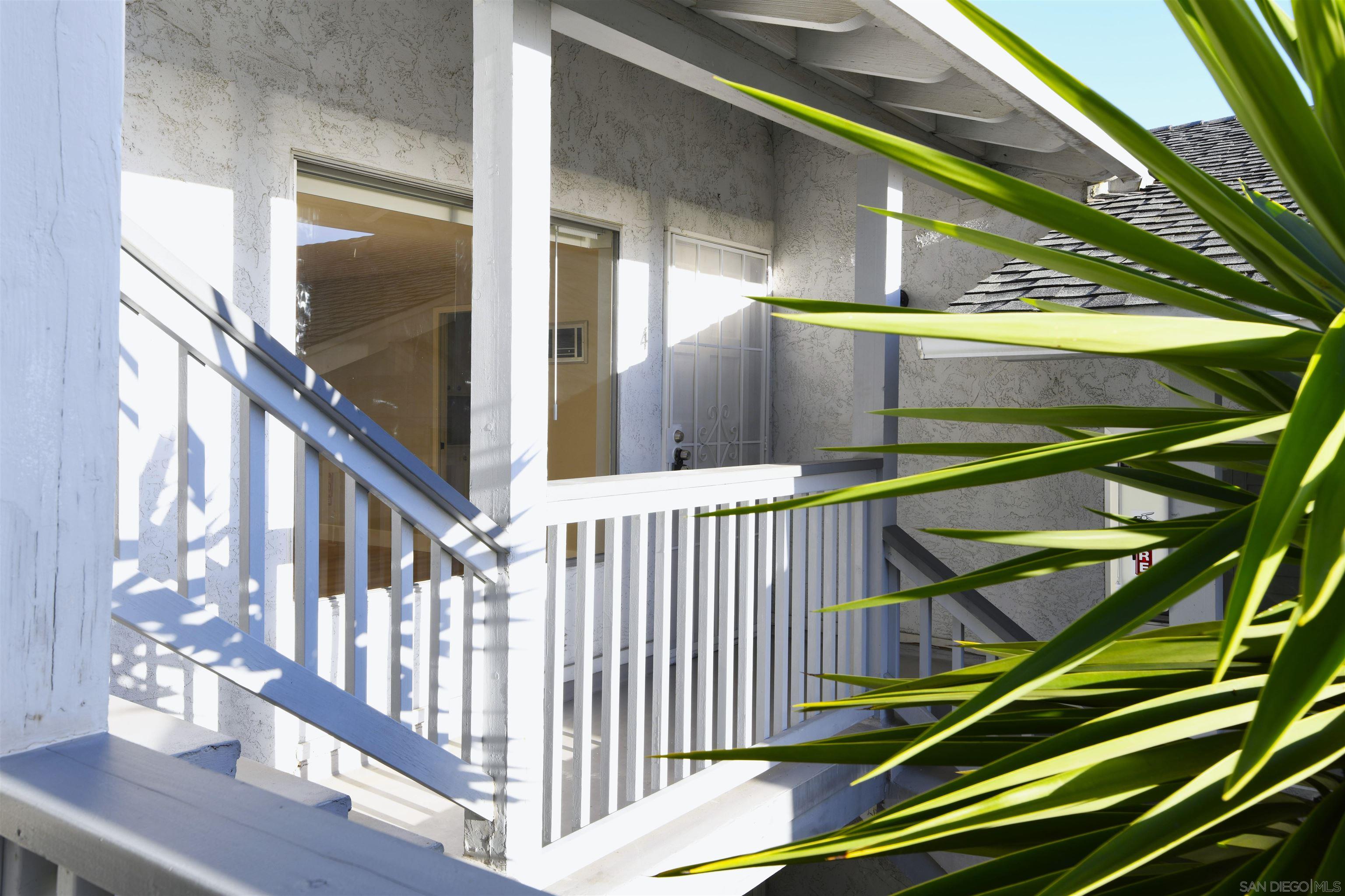 Detail Gallery Image 2 of 11 For 5949  Mildred St  #4,  San Diego,  CA 92110 - 2 Beds | 1/1 Baths