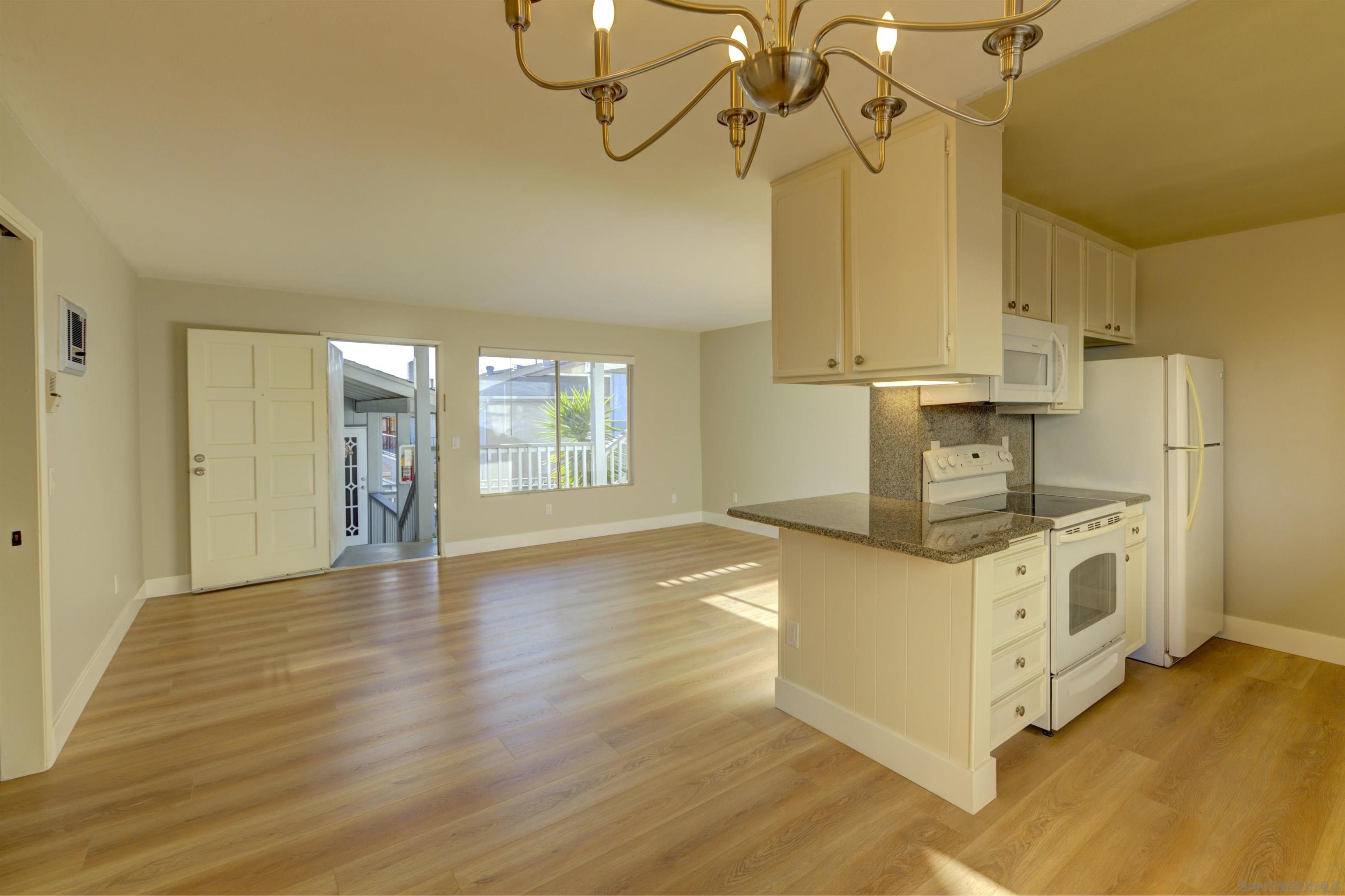 Detail Gallery Image 4 of 11 For 5949  Mildred St  #4,  San Diego,  CA 92110 - 2 Beds | 1/1 Baths