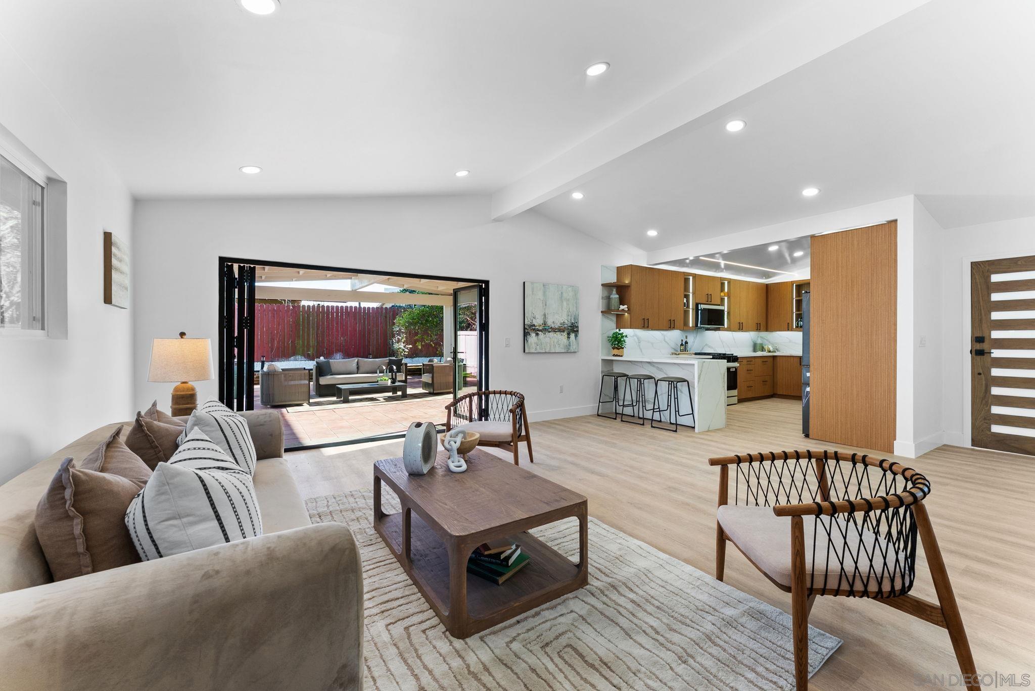 Detail Gallery Image 4 of 34 For 2729  Gobat Ave, San Diego,  CA 92122 - 3 Beds | 2 Baths